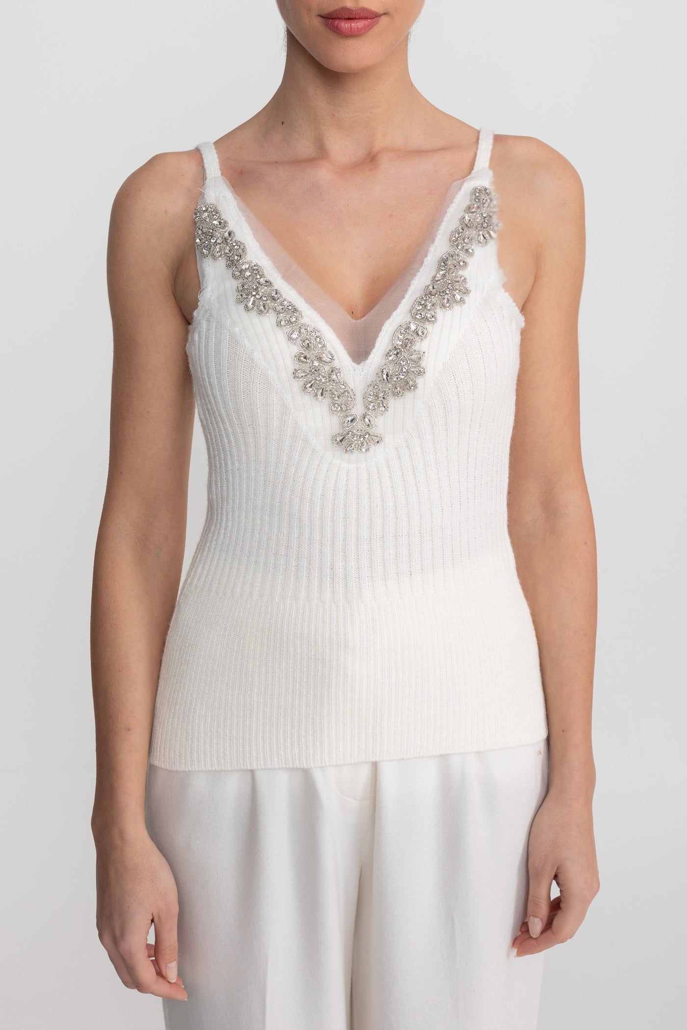 طقم قطعتين محبوك مزين بالكريستال وأساور مزخرفة - أبيض