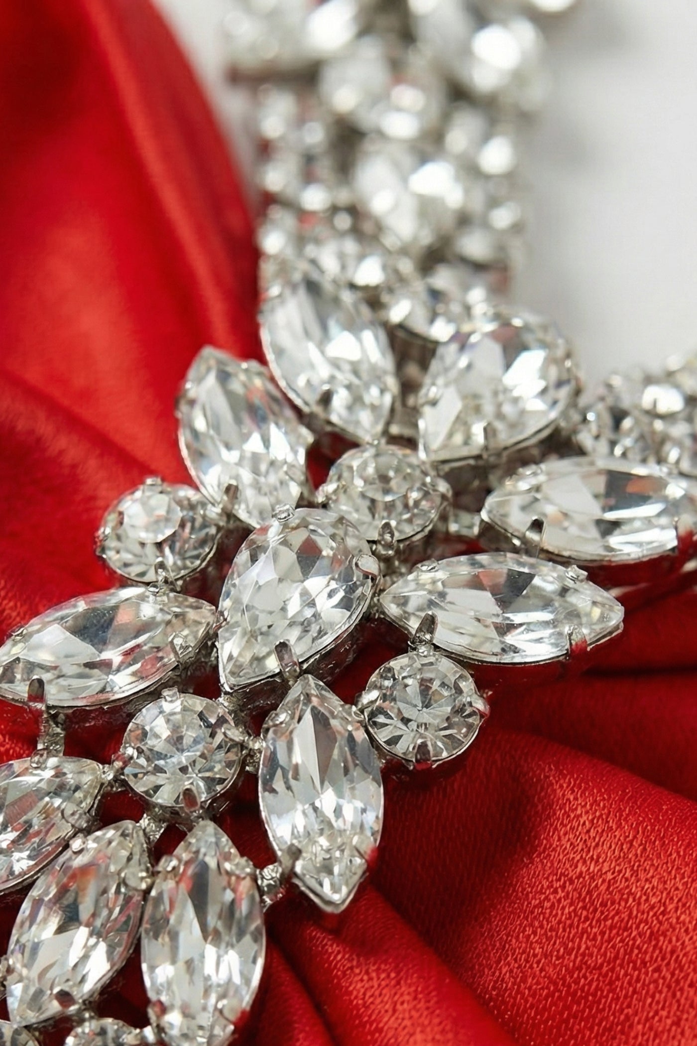 فستان ماكسي مزين بعقدة عند الرقبة وأشرطة كريستالية – أحمر