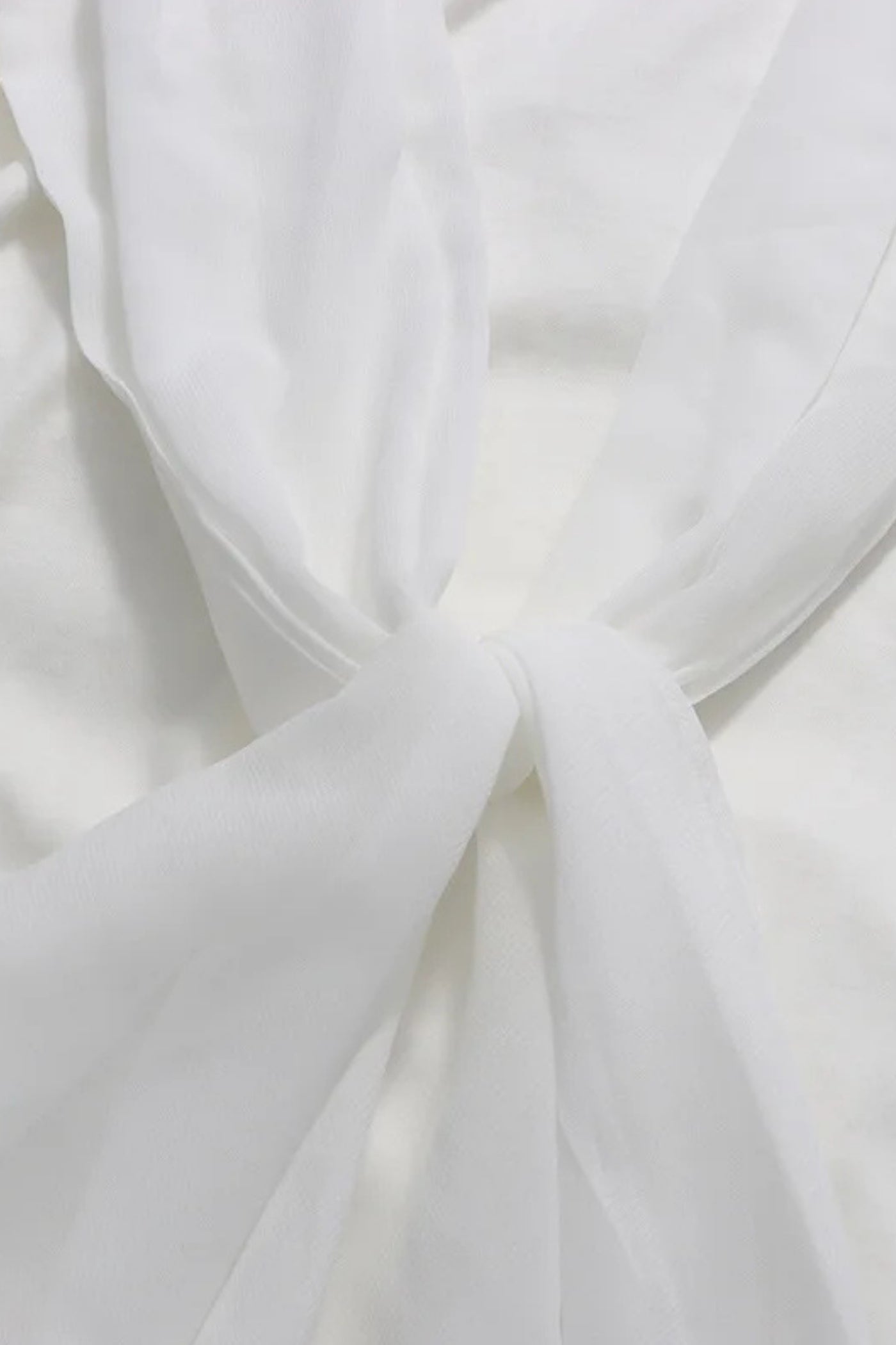 فستان ماكسي بأكمام طويلة مطوي مع طبقة كاب وتفصيل عقدة أمامية - أبيض