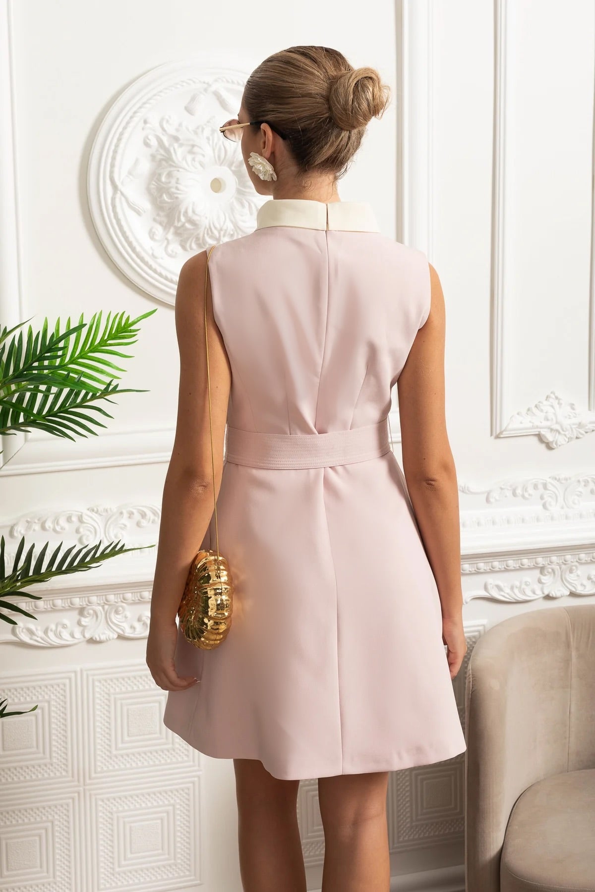 فستان ميني بدون أكمام بخصر مزين بعقدة وياقة متباينة اللون - وردي