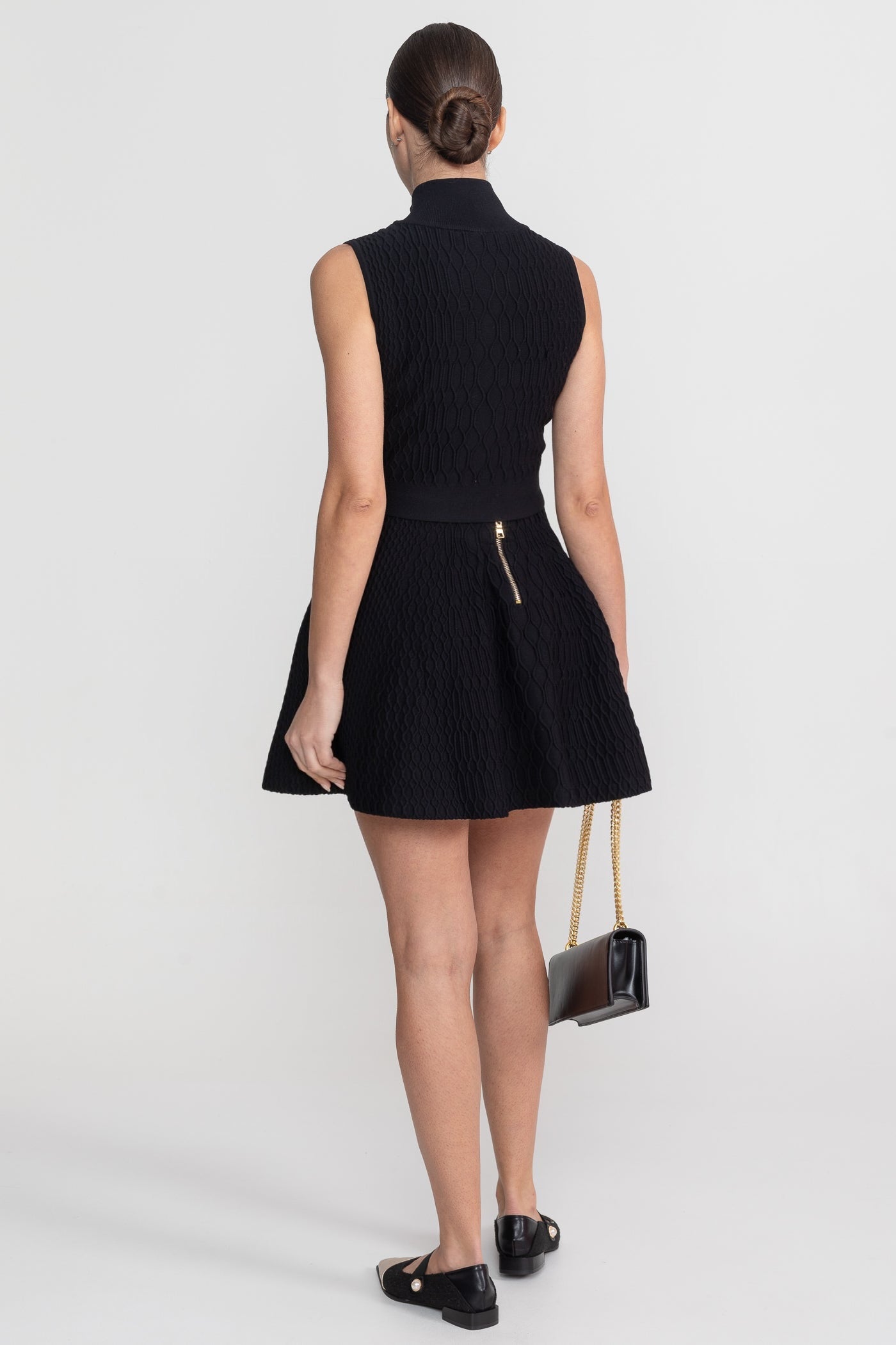 طقم منسوج بتصميم منسق مع توب بدون أكمام برقبة عالية وتنورة ميني مطابقة - أسود