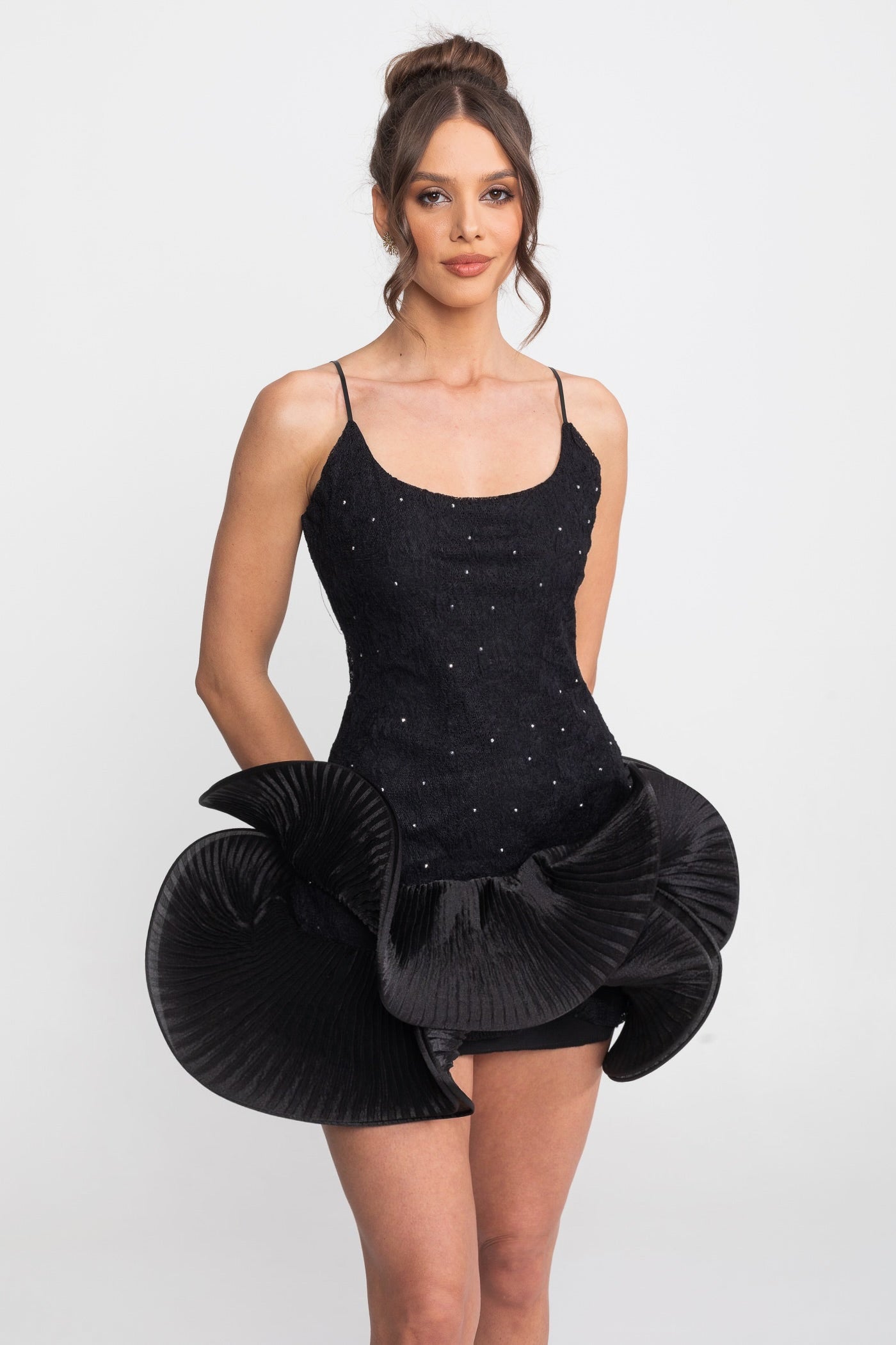 فستان Babydoll قصير جدًا مع تطريزات براقة وتنورة peplum بكشكش - أسود