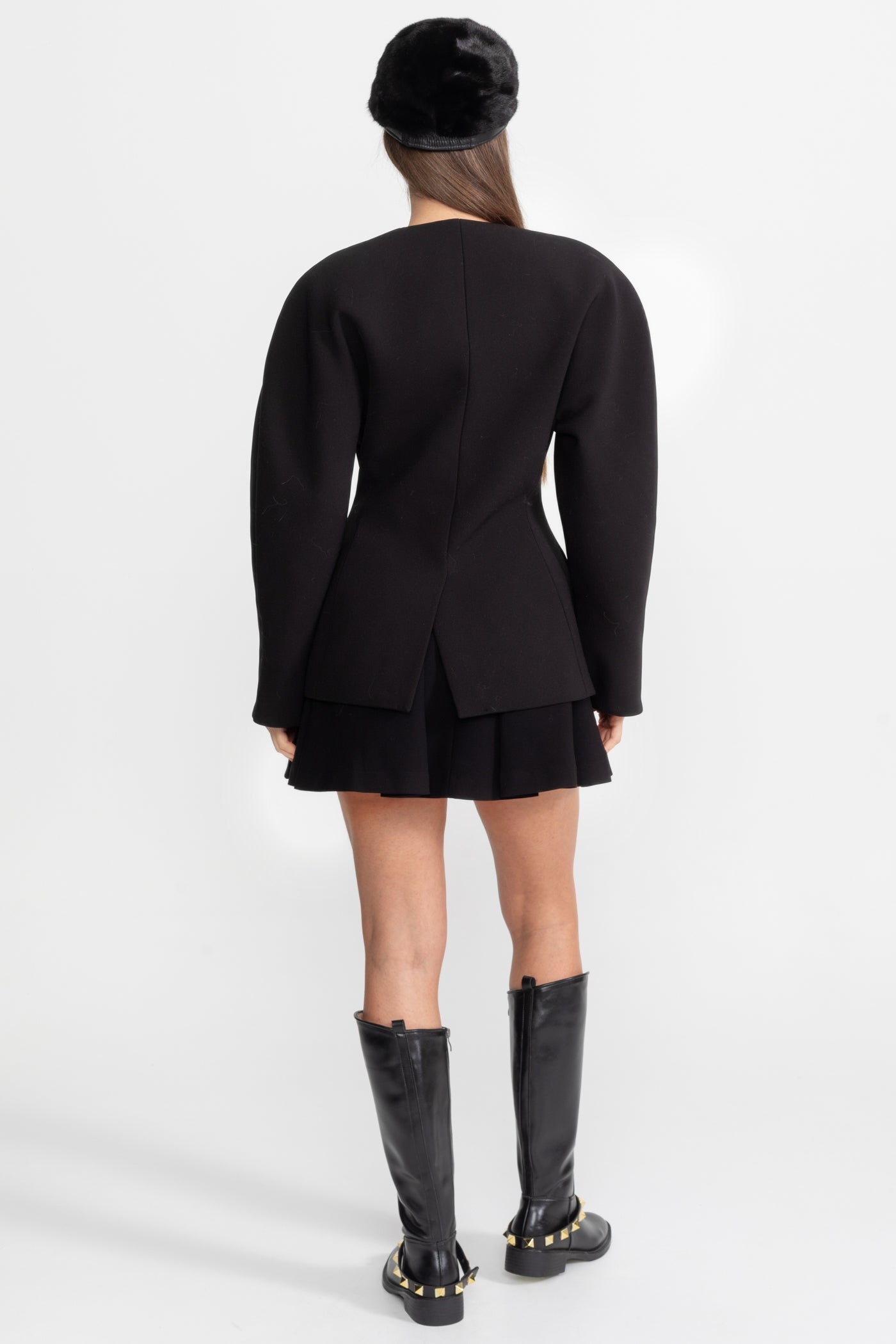 بليزر مصمم بأسلوب الحد الأدنى مع ياقة نظيفة بدون طوق – أسود