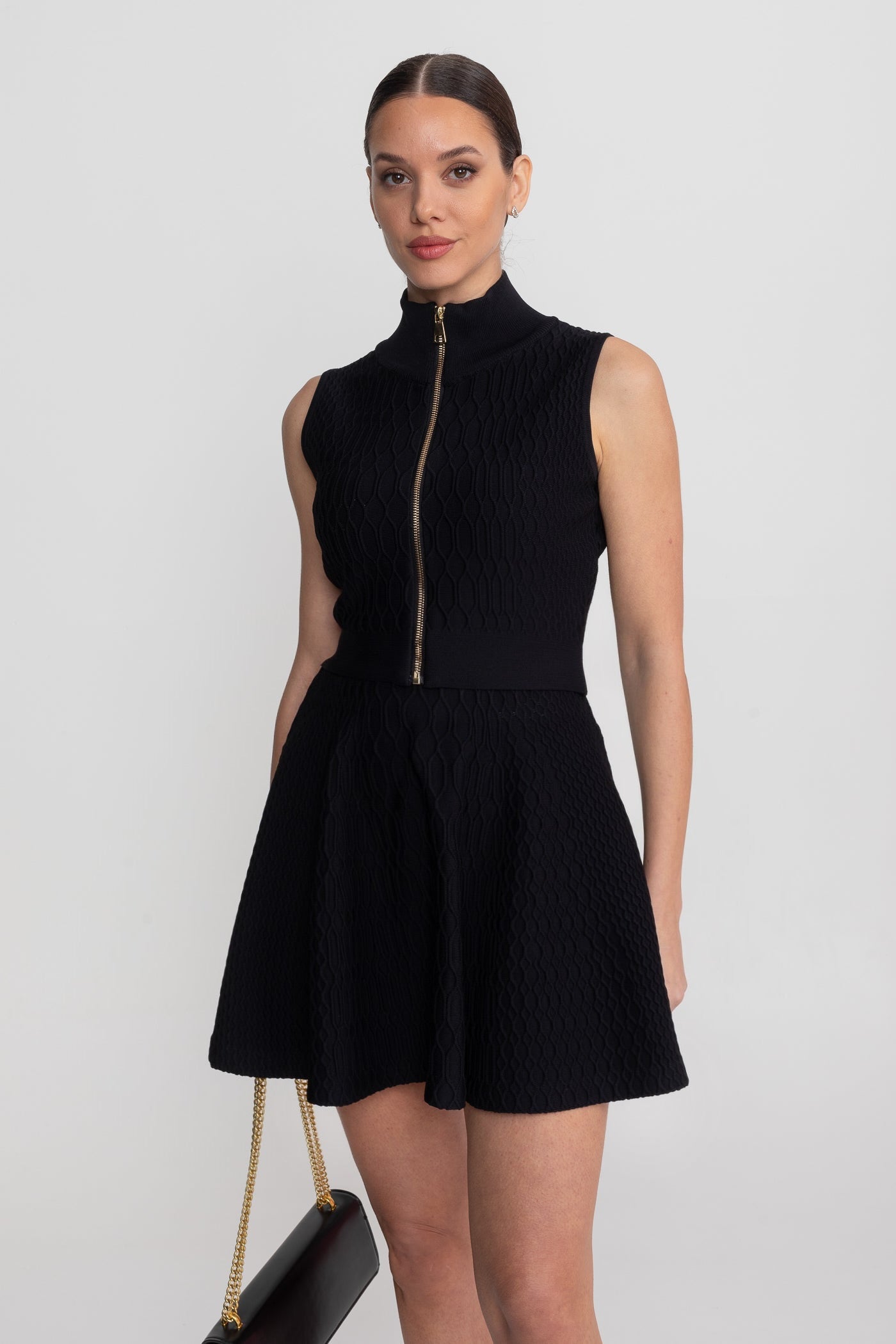 طقم منسوج بتصميم منسق مع توب بدون أكمام برقبة عالية وتنورة ميني مطابقة - أسود