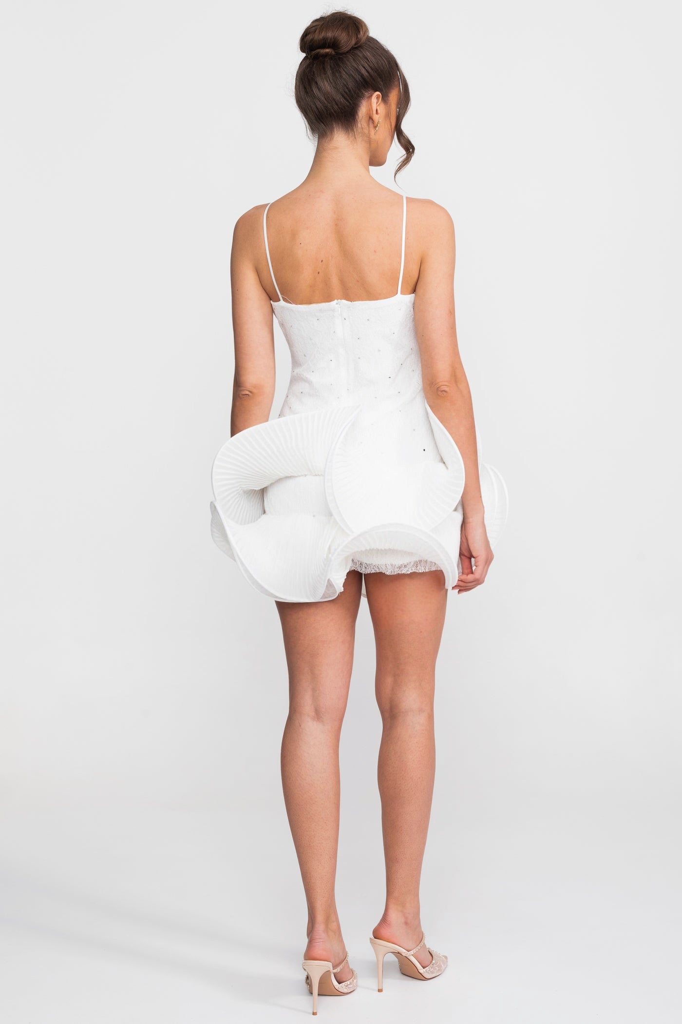 فستان Babydoll قصير مزين بتفاصيل لامعة وتنورة peplum مكشكشة - أبيض