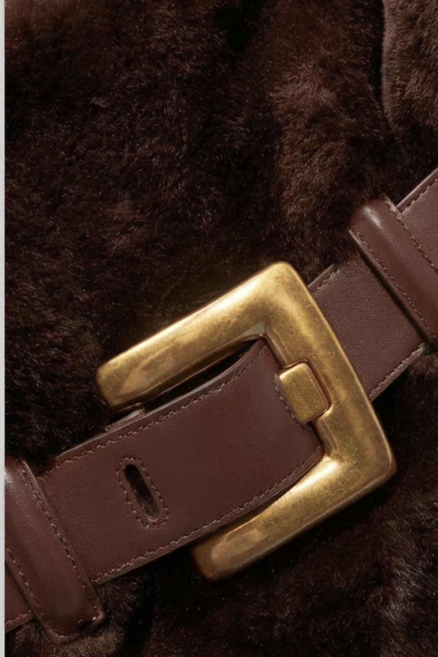 حقيبة يد من الفرو الصناعي مع تفاصيل إبزيم الحزام – بني