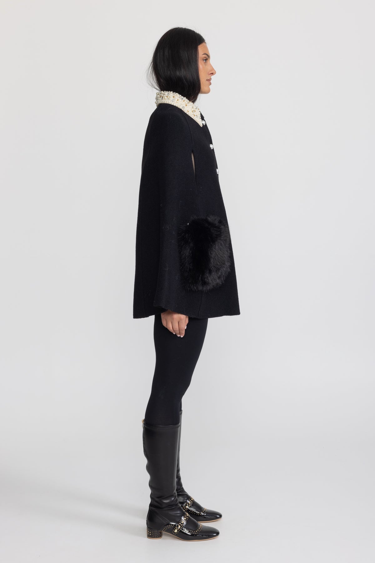 كاب بياقة مرصّعة باللؤلؤ مع جيوب من الفرو الصناعي - أسود