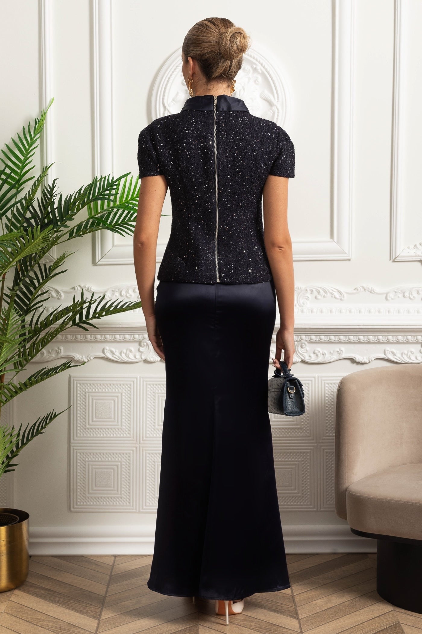 طقم متناسق مع توب مزين بالتويد وتنورة ماكسي من الساتان - كحلي