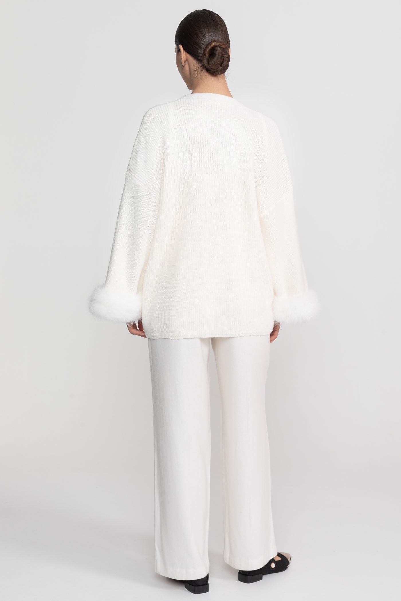 طقم قطعتين محبوك مزين بالكريستال وأساور مزخرفة - أبيض