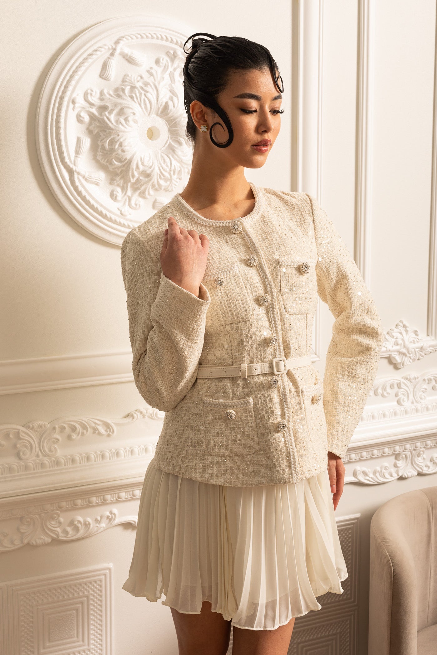 فستان ميني مزخرف بجيوب وتنورة شفافة مطوية - بيج