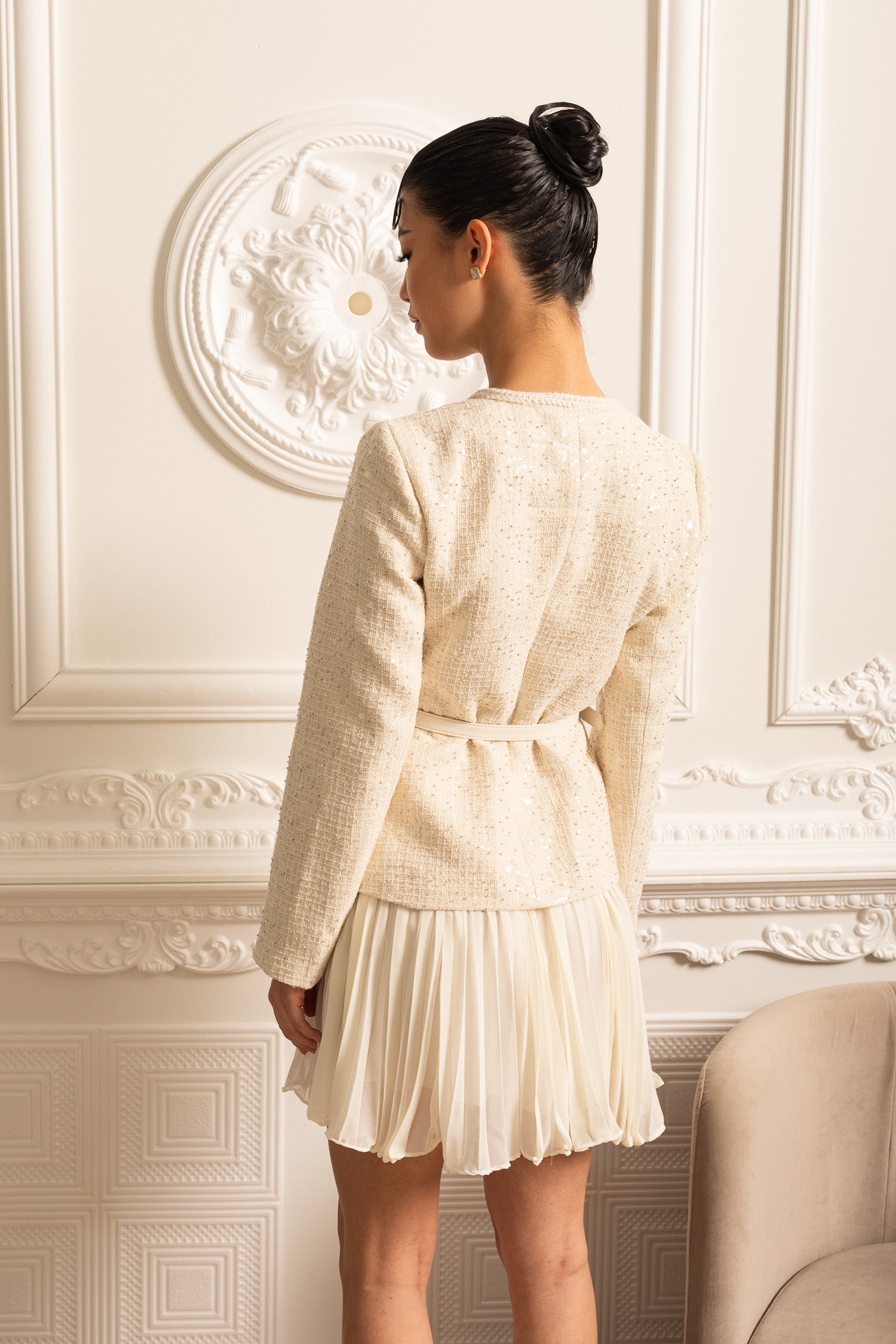 فستان ميني مزخرف بجيوب وتنورة شفافة مطوية - بيج