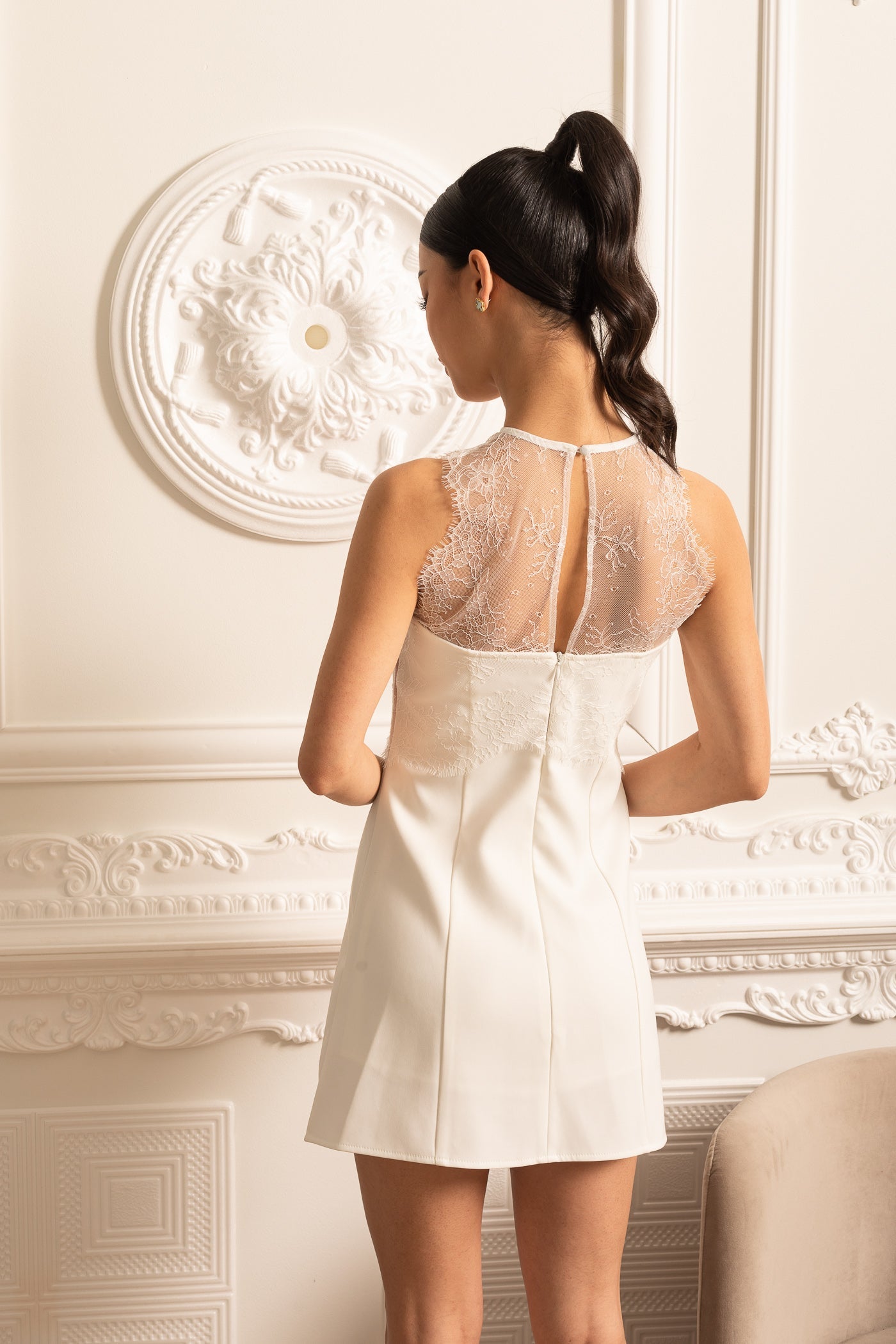 فستان ميني أثيري أومبريه مع لمسات دانتيل - أبيض