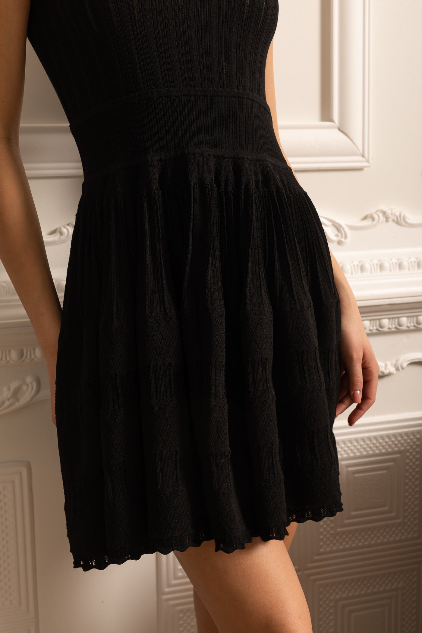 فستان ميني ضيق بقماش محكم الملمس - أسود