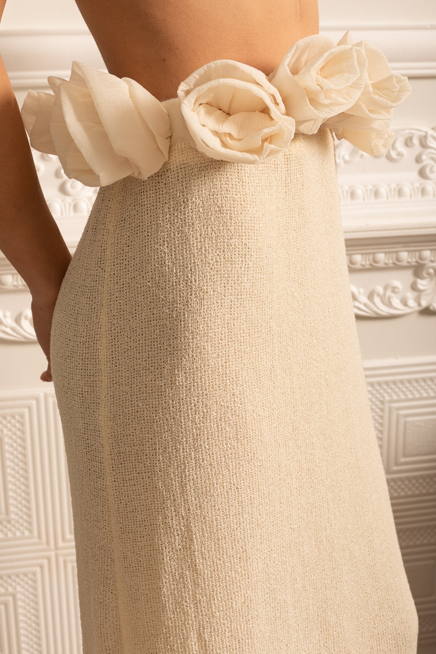 تنورة محبوكة عالية الخصر مزينة بتطريز أزهار ثلاثية الأبعاد - Ivoire