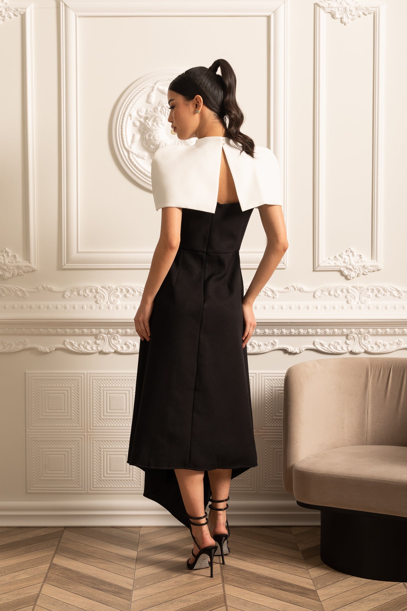 فستان أنيق غير متماثل مع كابليه أبيض قابل للفصل بتباين - أسود