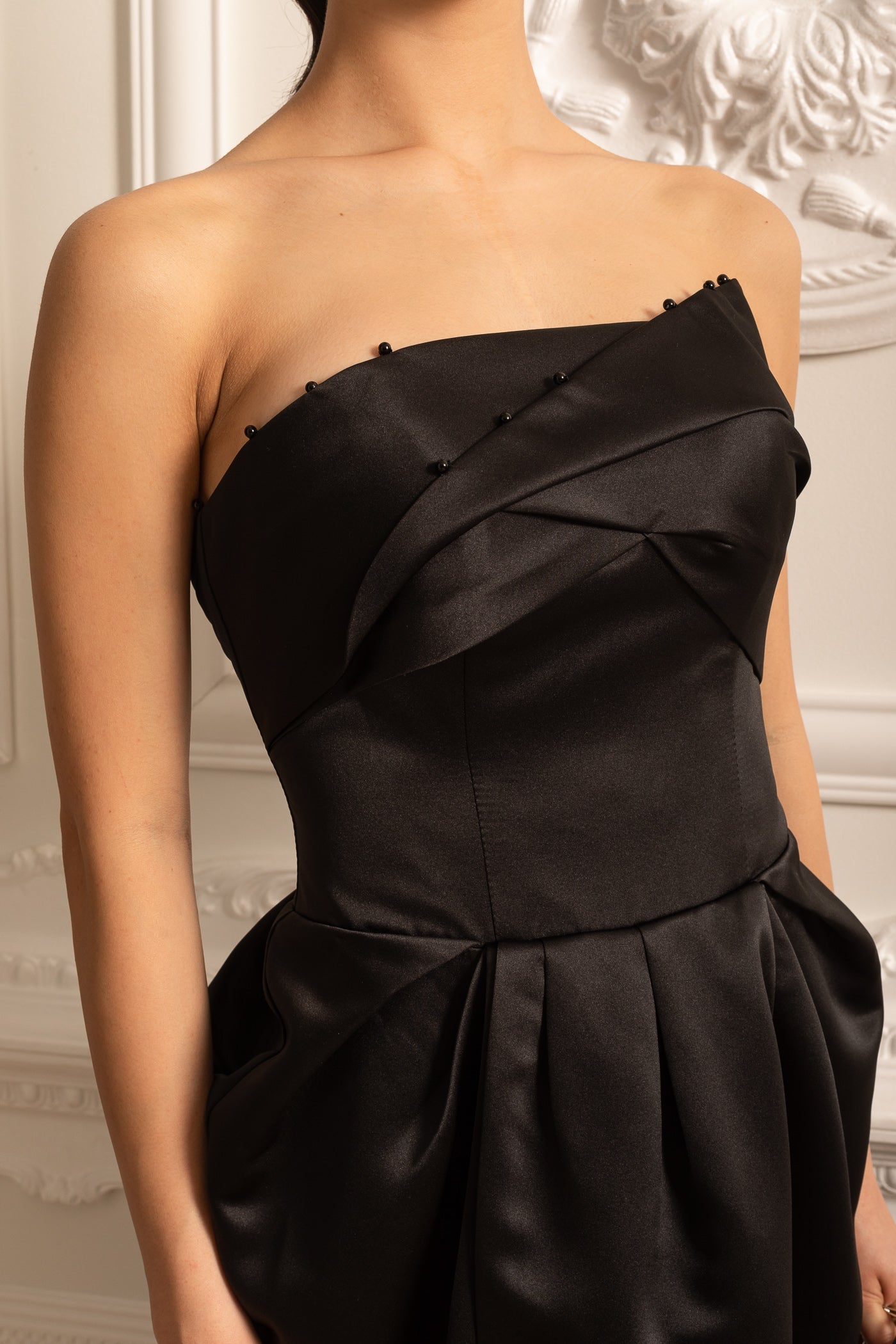 فستان ميدي بدون أكتاف بتفاصيل كشكش على الصدر - أسود