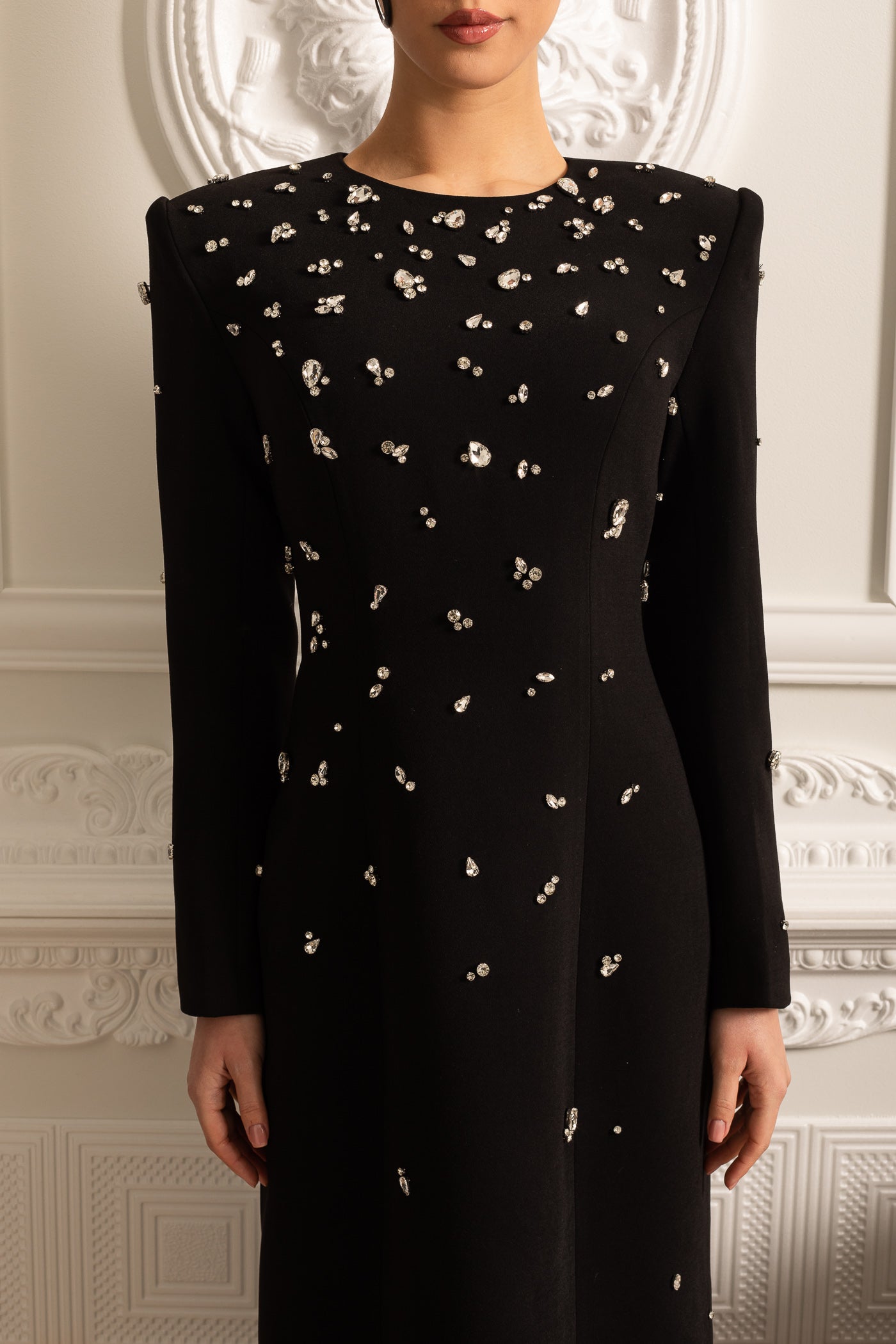 فستان طويل أنيق مزين بزخارف متلألئة - أسود