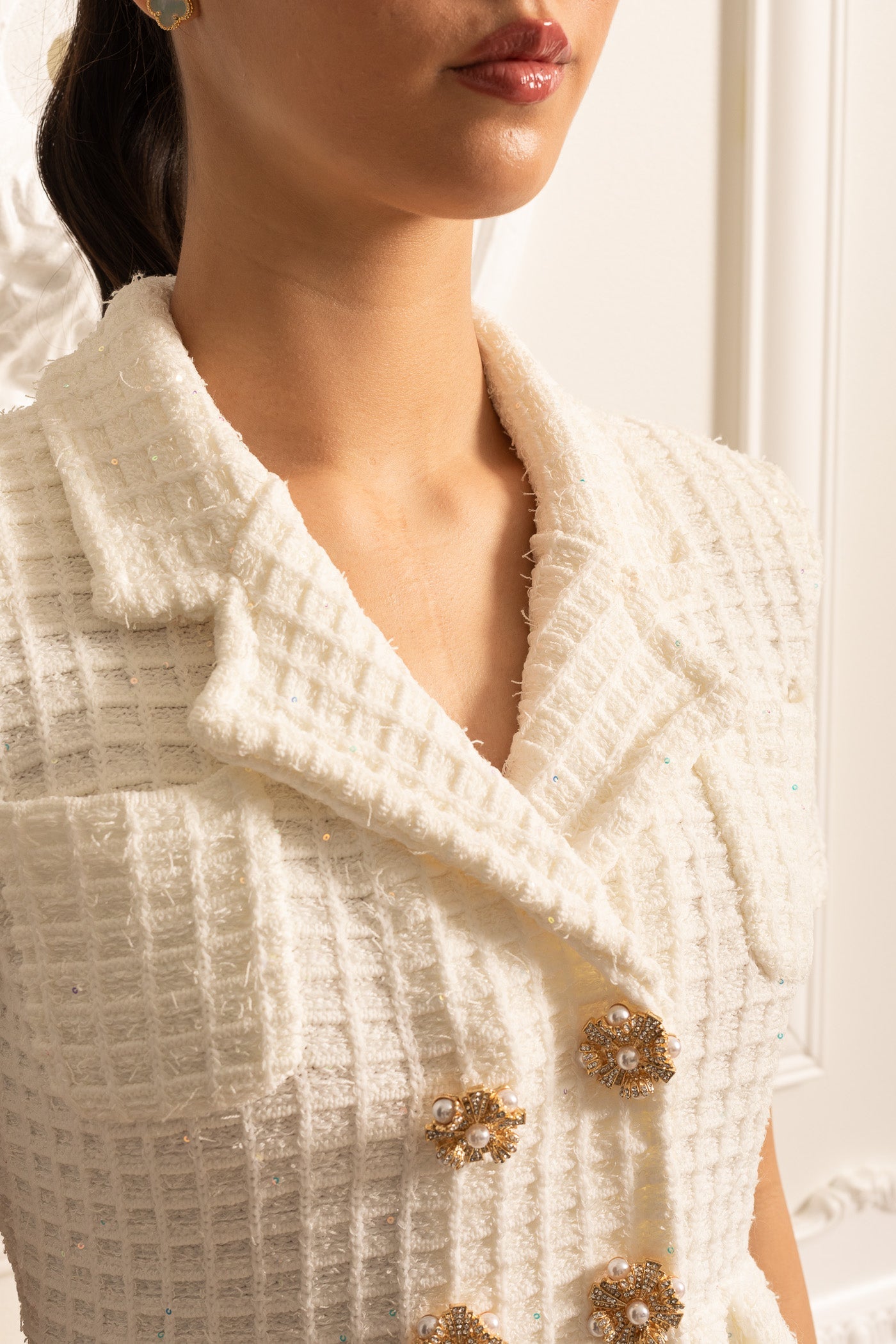 فستان ميدي محبوك بأزرار ذهبية وخصر بيبلوم - أبيض