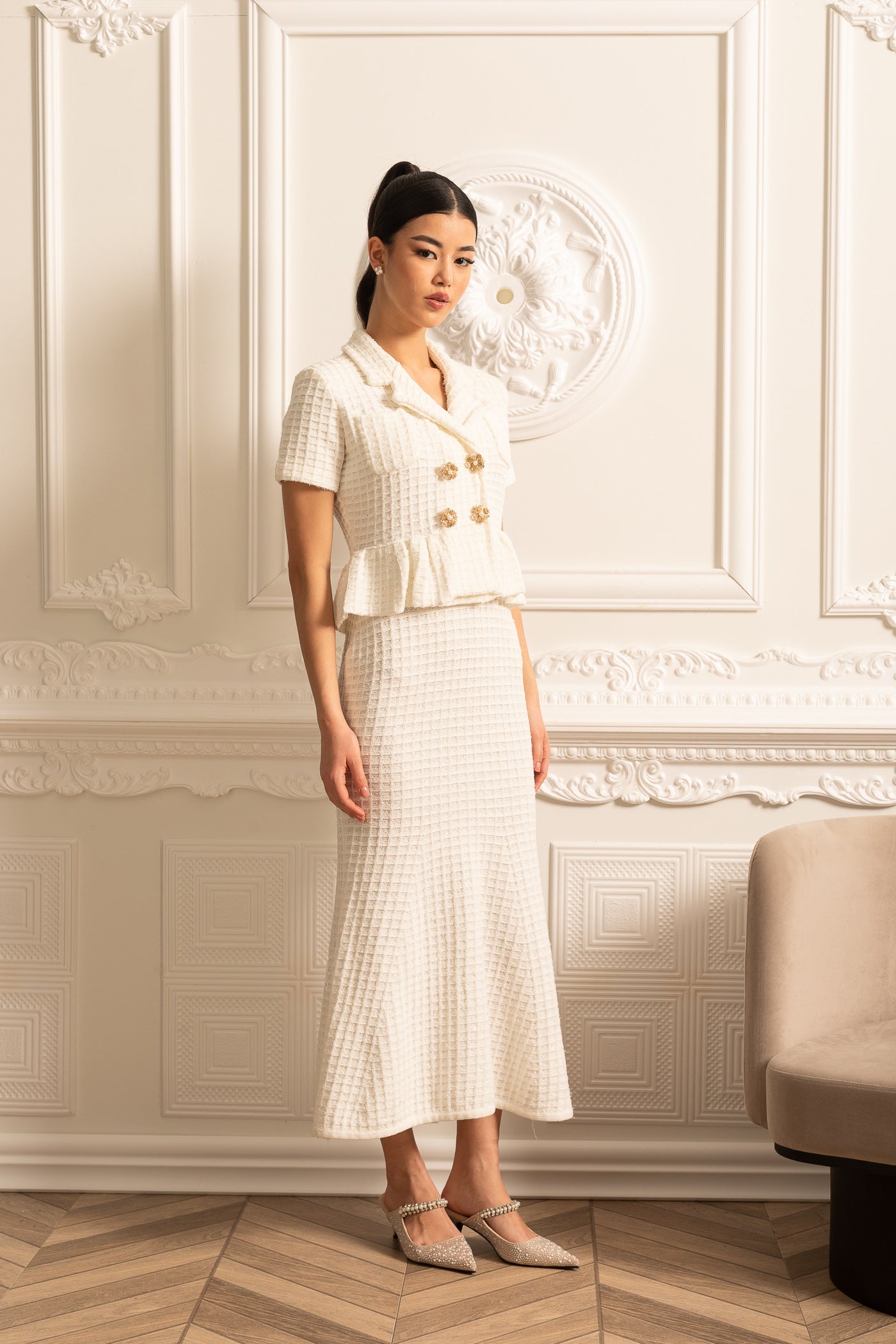 فستان ميدي محبوك بأزرار ذهبية وخصر بيبلوم - أبيض