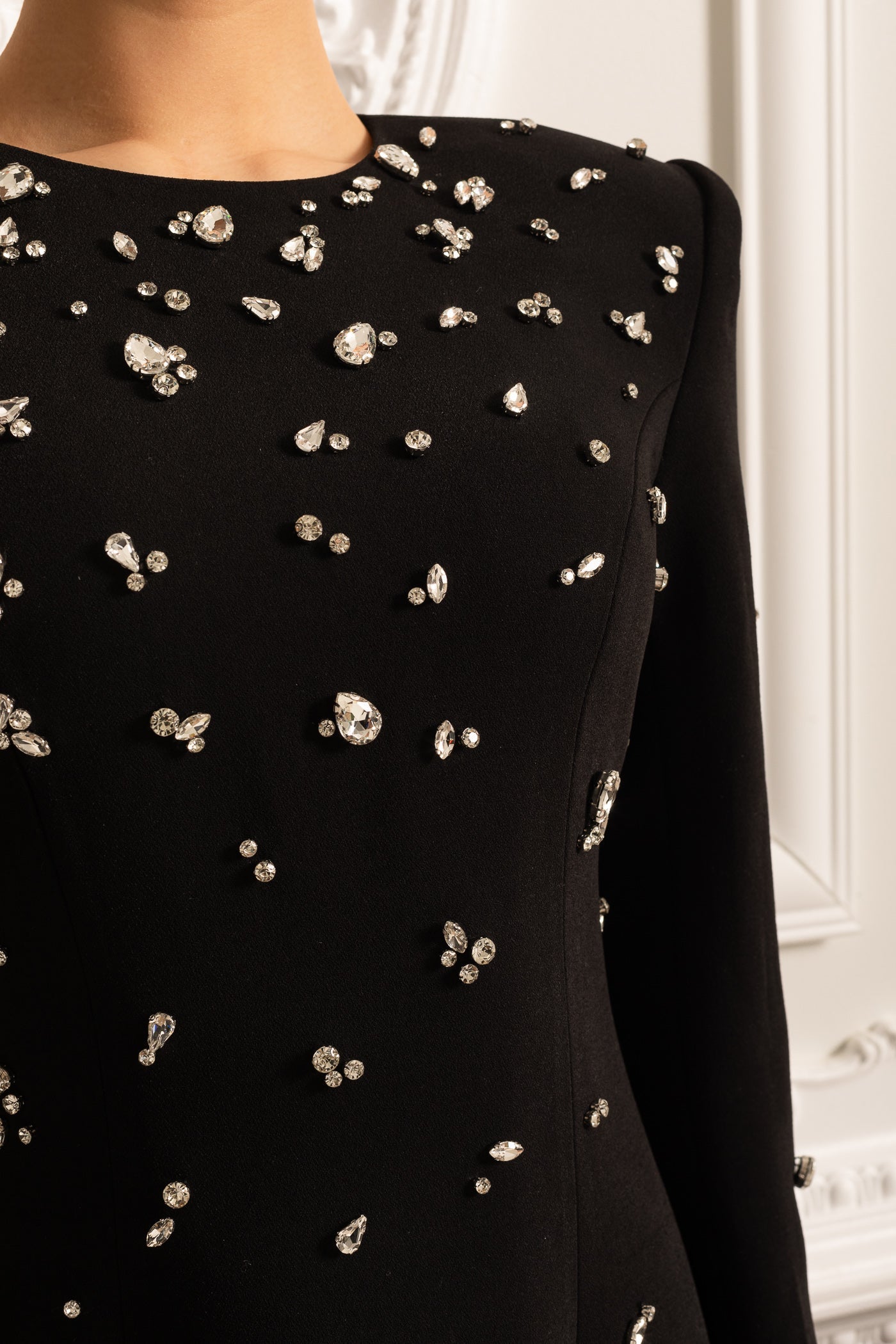 فستان طويل أنيق مزين بزخارف متلألئة - أسود