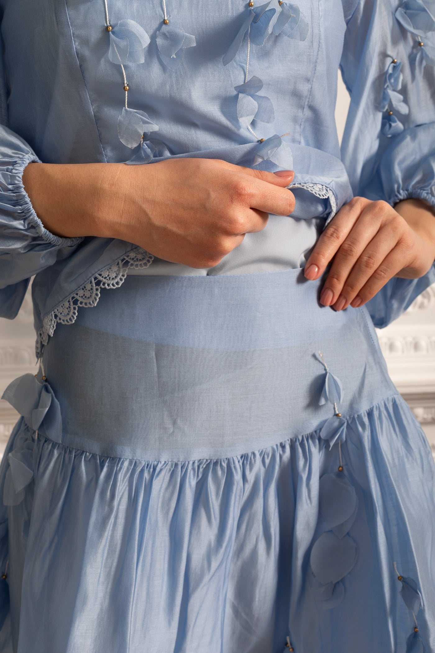 طقم منسق أنيق بنقشة زهرية مع لمسات من الدانتيل الرقيق - أزرق