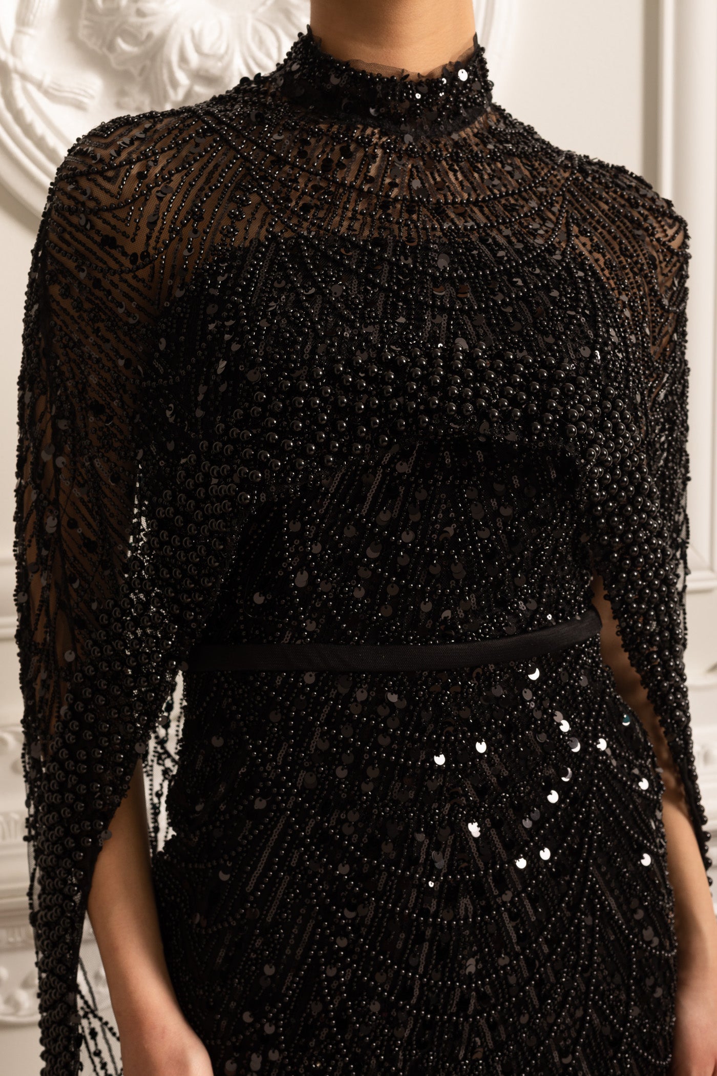 فستان فاخر مزين بالخرز مع طرحة قابلة للإزالة - أسود
