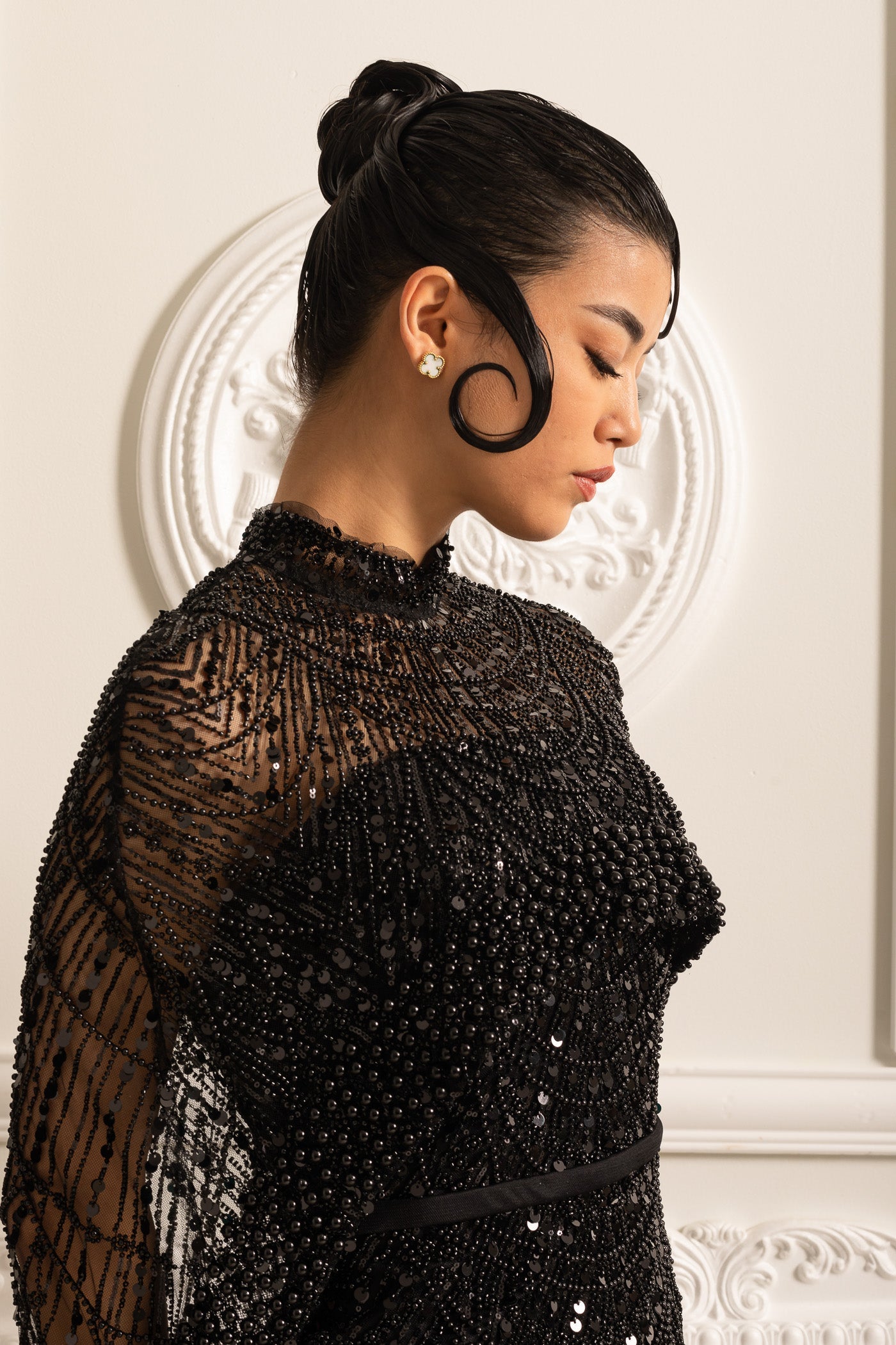 فستان فاخر مزين بالخرز مع طرحة قابلة للإزالة - أسود