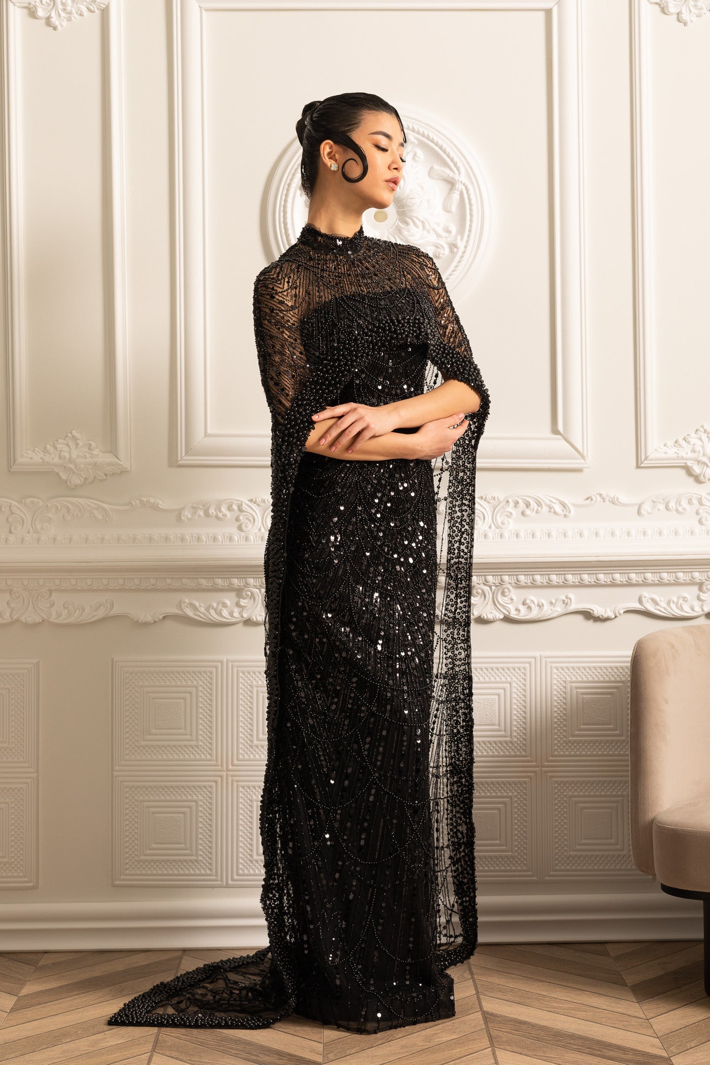 فستان فاخر مزين بالخرز مع طرحة قابلة للإزالة - أسود