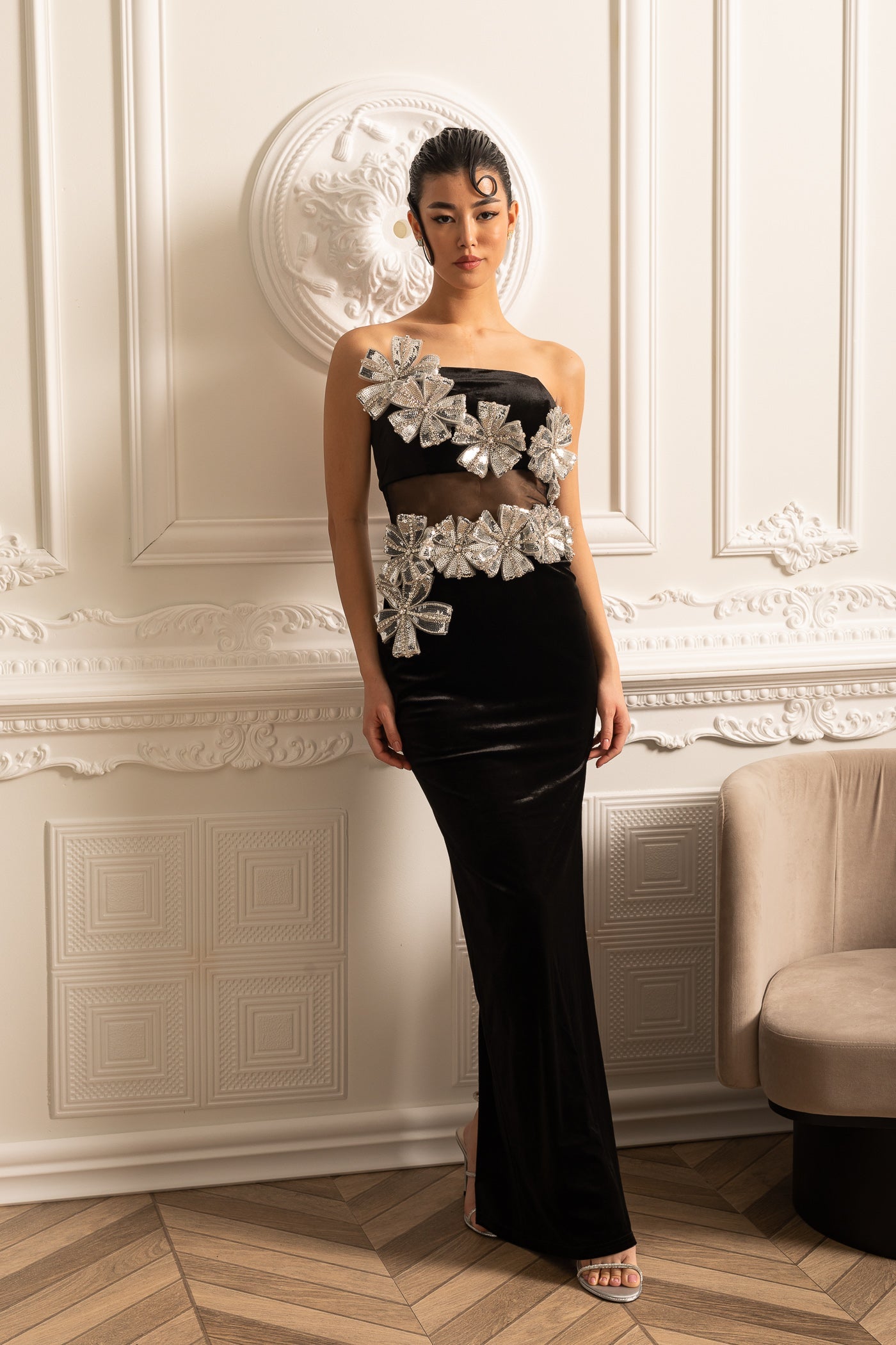 فستان أنيق بتفاصيل زهرية فضية وتنورة ماكسي - أسود