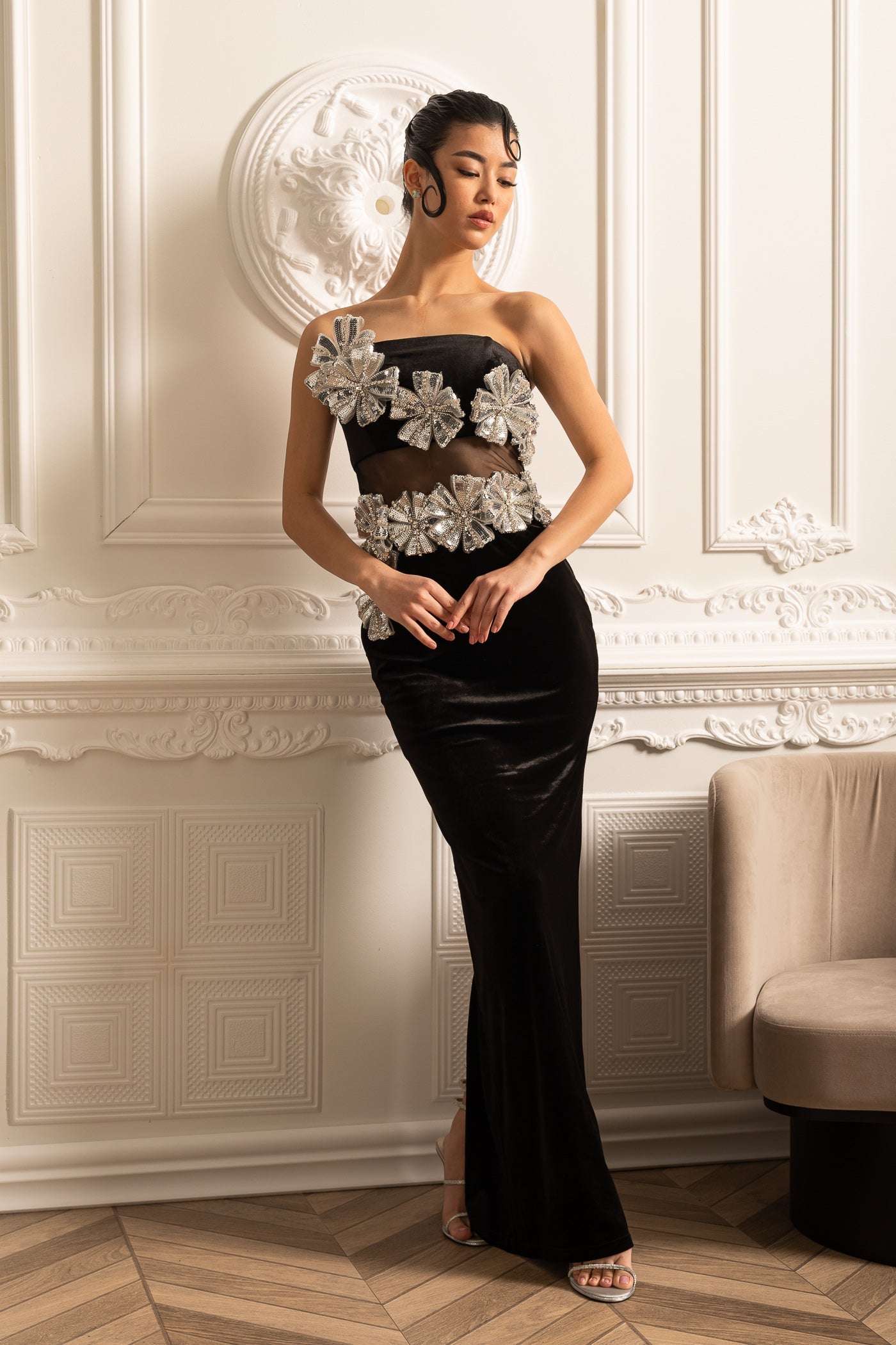 فستان أنيق بتفاصيل زهرية فضية وتنورة ماكسي - أسود