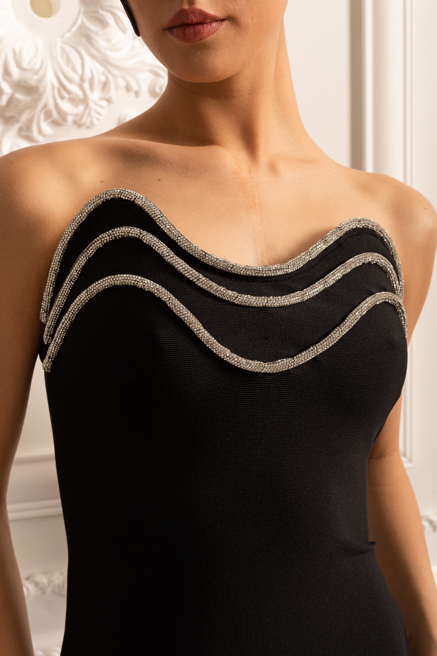 فستان أنيق مُفصل مع تطريز فضي مزخرف على ياقة العنق - أسود