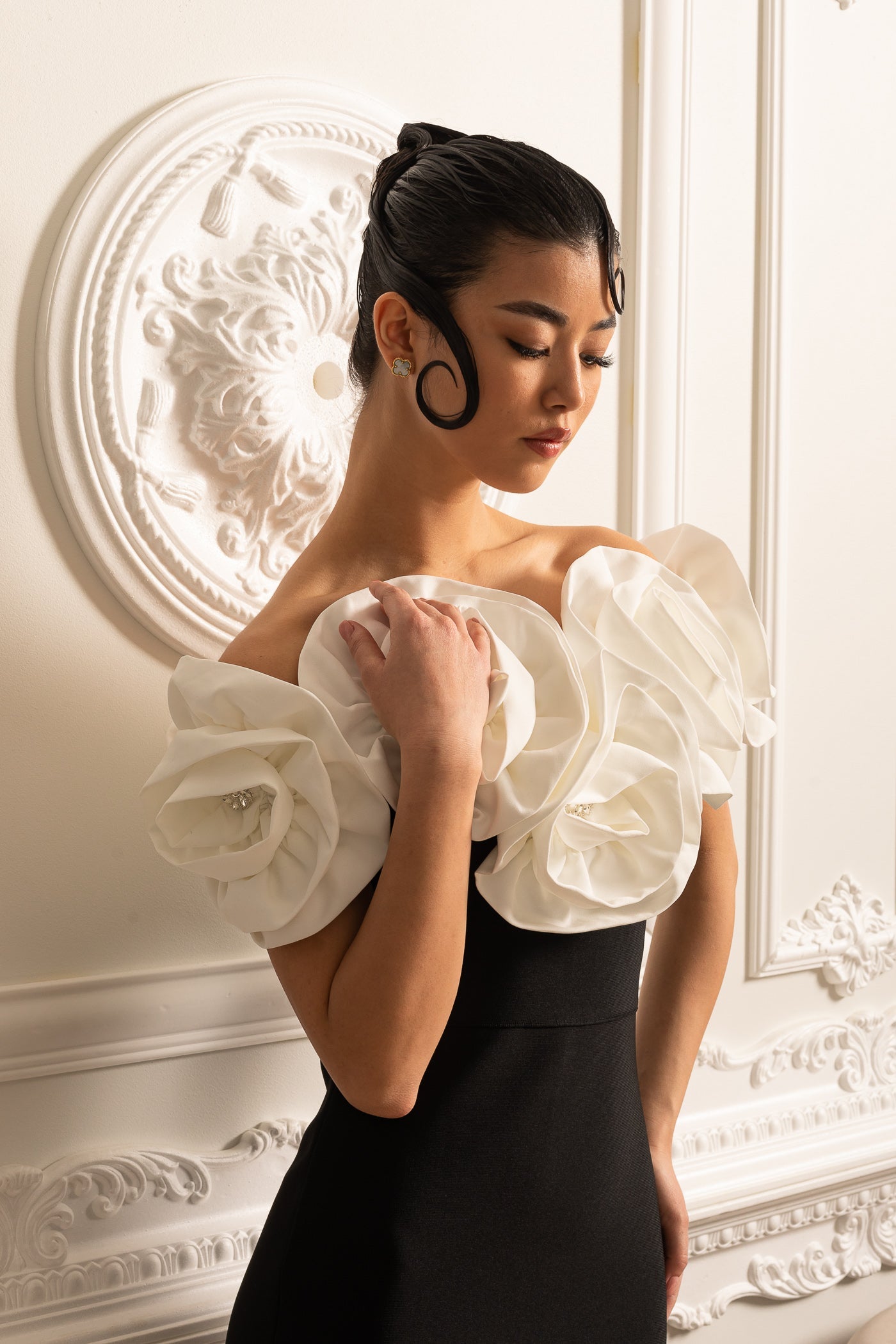 فستان مفصل مزين بزخارف زهرية بيضاء كبيرة - أسود