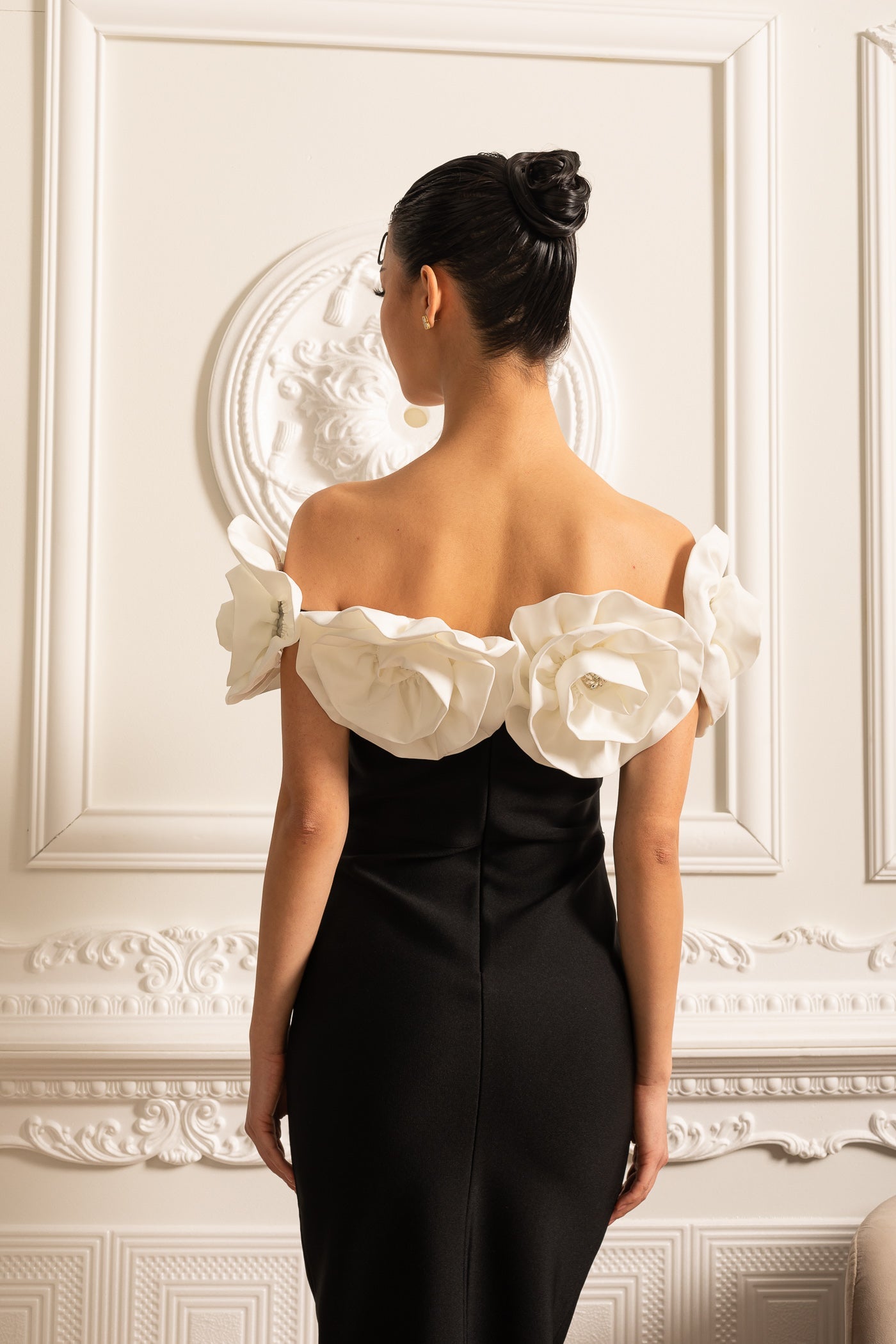 فستان مفصل مزين بزخارف زهرية بيضاء كبيرة - أسود