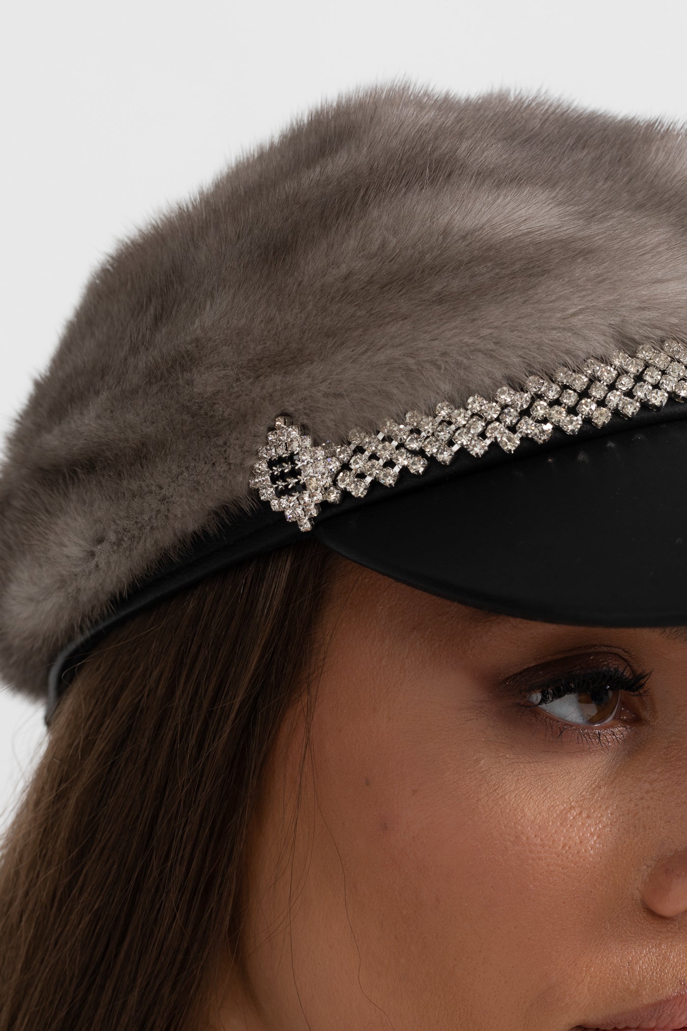 قبعة فرو من المنك مع حاجب من الجلد - رمادي