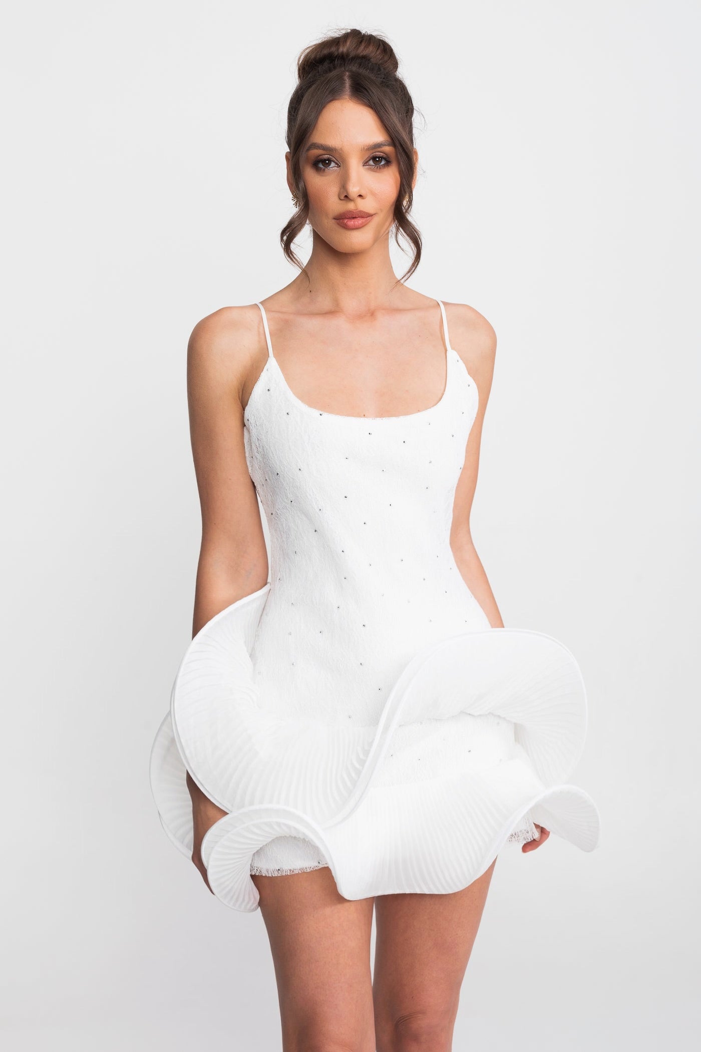 فستان Babydoll قصير مزين بتفاصيل لامعة وتنورة peplum مكشكشة - أبيض