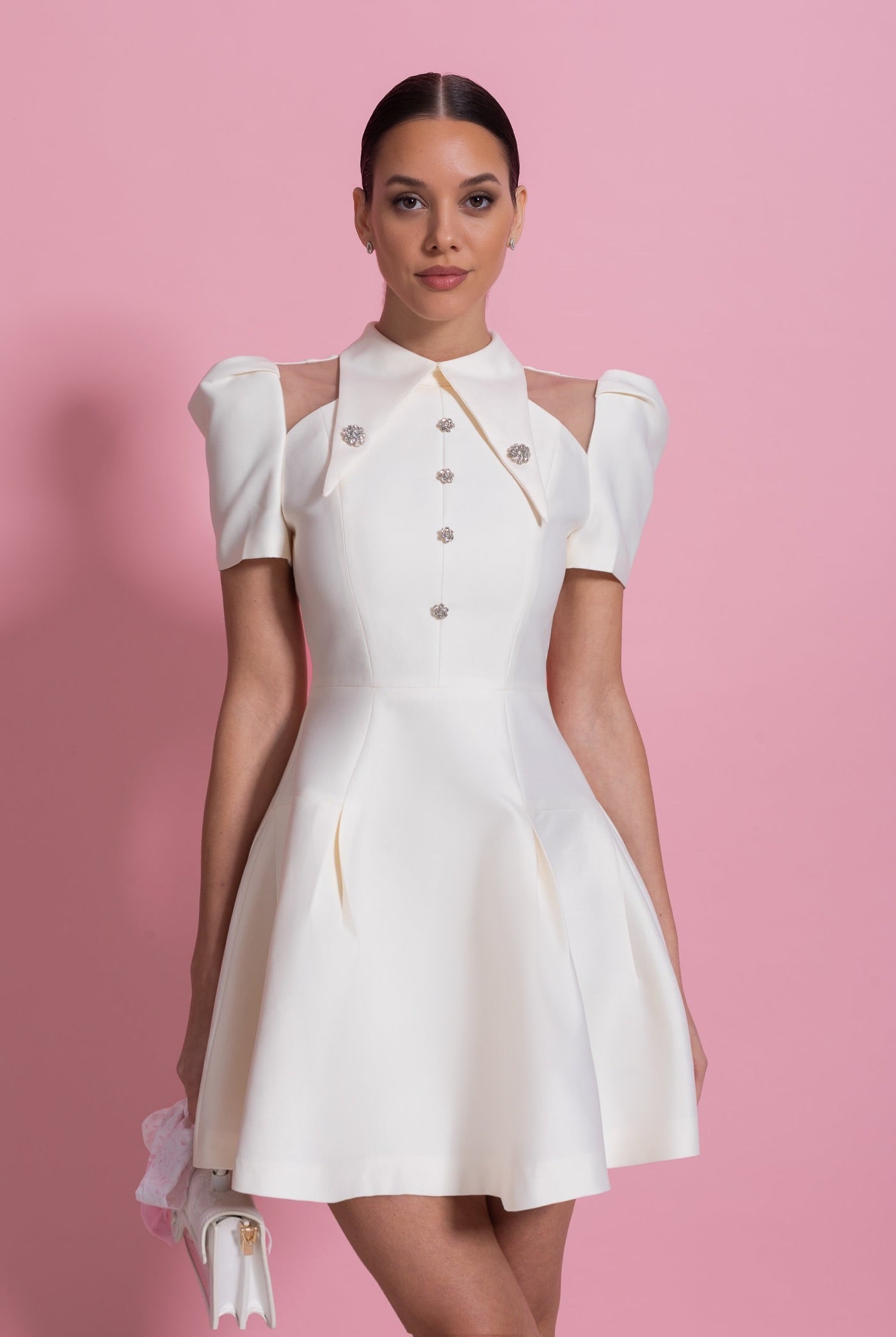 فستان ميني بأكمام منفوخة وياقة مدببة وأزرار كريستالية أمامية - Ivoire