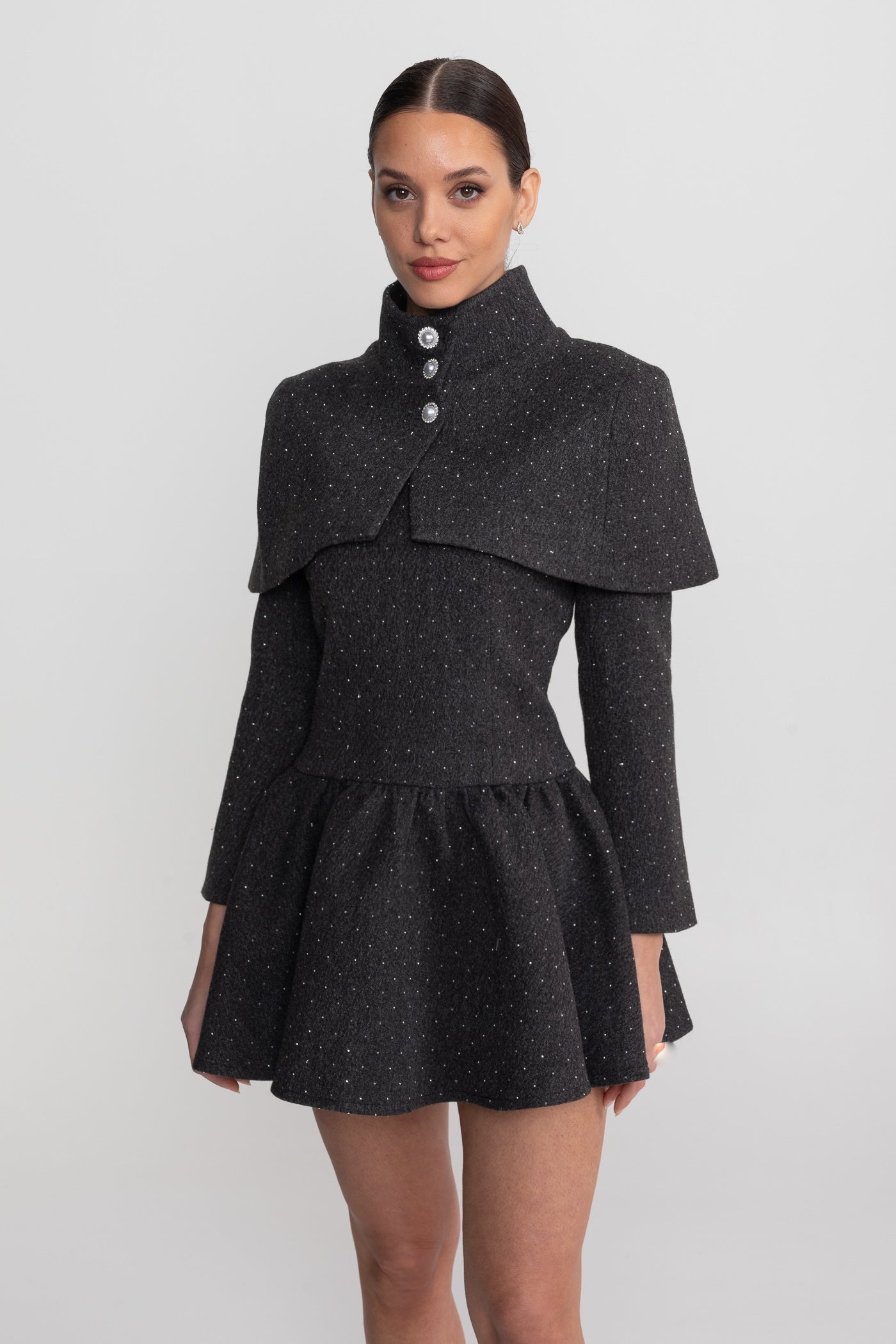فستان ميني بأكمام طويلة مع طبقة كاب قابلة للفصل - فحمية