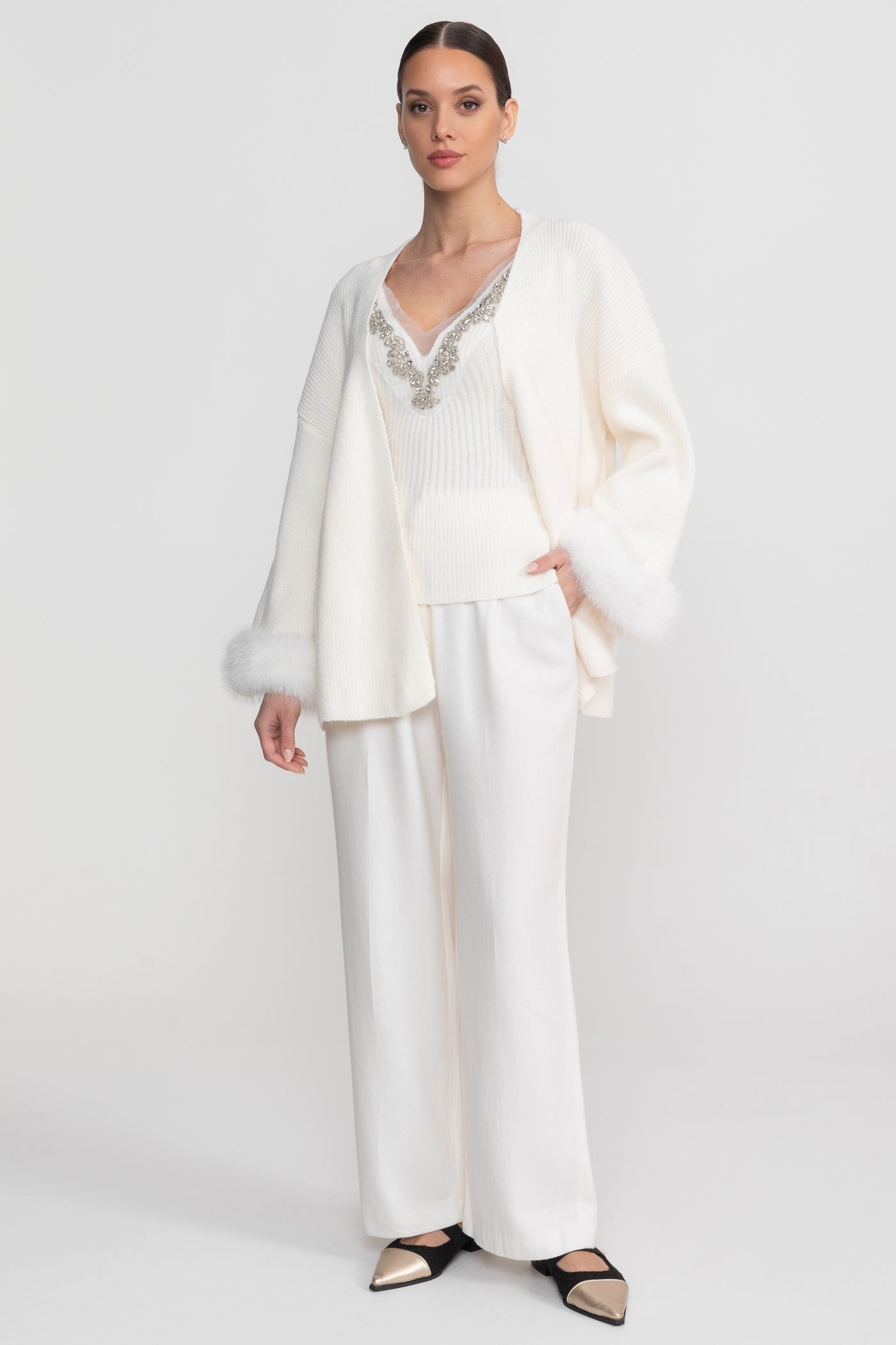 طقم قطعتين محبوك مزين بالكريستال وأساور مزخرفة - أبيض