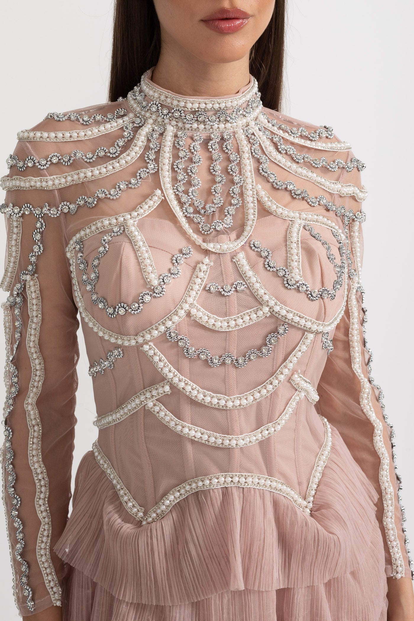 فستان أنيق بأكمام طويلة وتنورة متعددة الطبقات مزينة بطيات متدرجة وتفاصيل متلألئة دقيقة - وردي