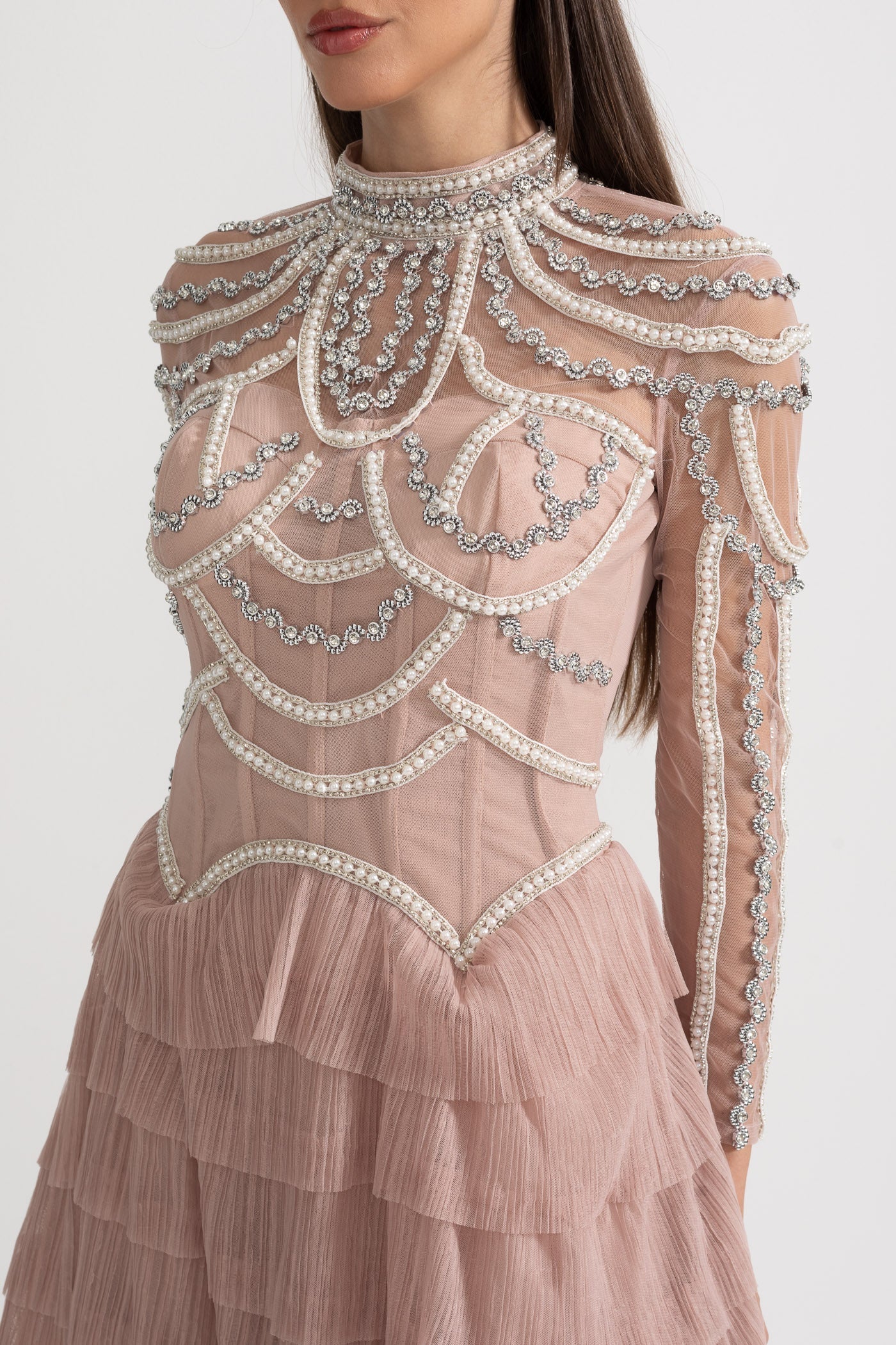 فستان أنيق بأكمام طويلة وتنورة متعددة الطبقات مزينة بطيات متدرجة وتفاصيل متلألئة دقيقة - وردي