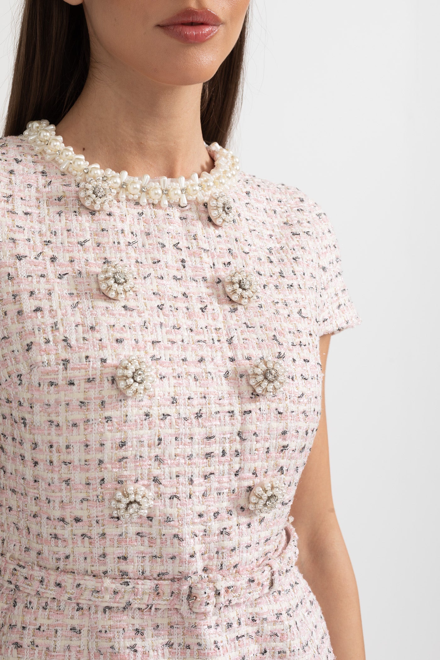 فستان ميني أنيق ذو نسيج مميز بأكمام قصيرة وحزام متناسق - وردي