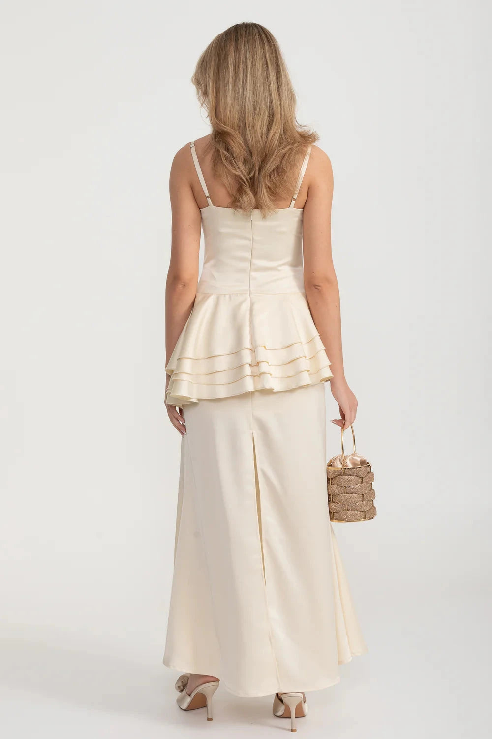 فستان ساتان بدون أكمام مع خصر متعدد الطبقات بتصميم البيبلوم - Ivoire