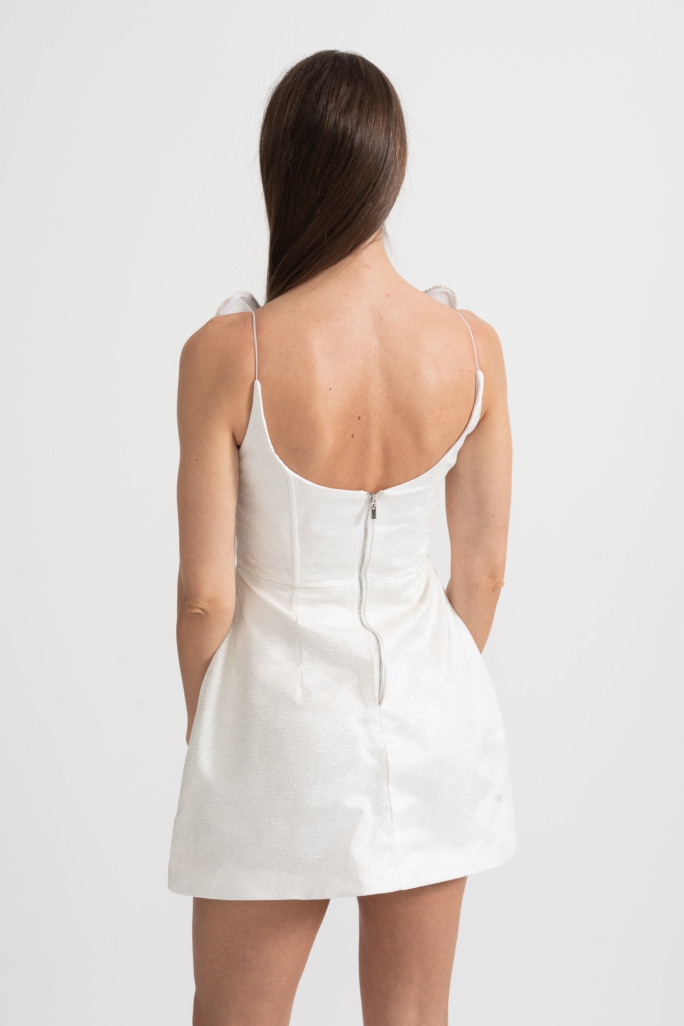 فستان ميني ضيق مع صدرية مُشكّلة وتفاصيل أورجانزا شفافة - أبيض