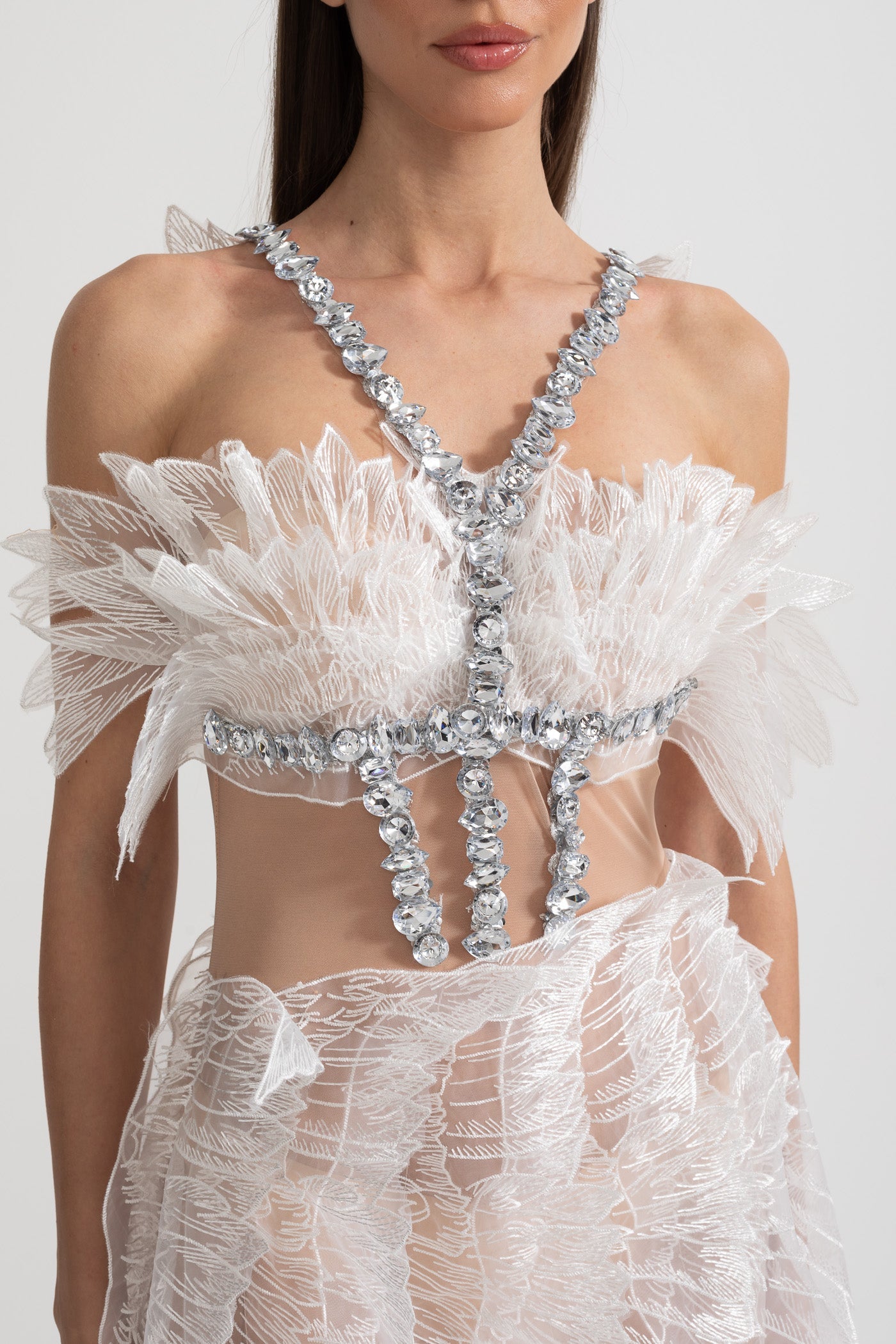 فستان ميني أثيري بقوام أجنحة شفافة وتطريزات كريستالية - أبيض