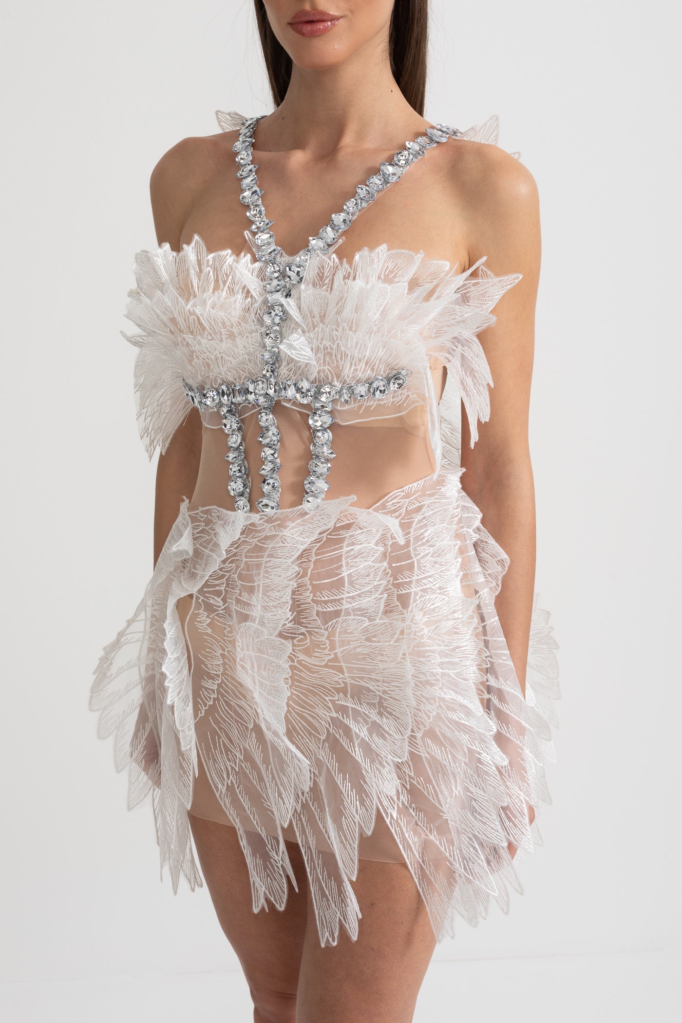 فستان ميني أثيري بقوام أجنحة شفافة وتطريزات كريستالية - أبيض