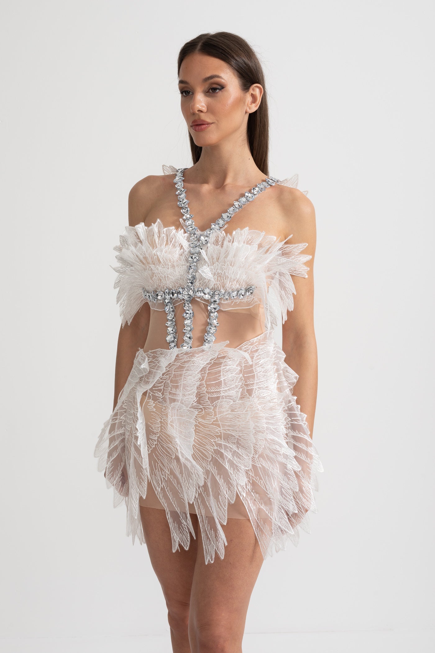 فستان ميني أثيري بقوام أجنحة شفافة وتطريزات كريستالية - أبيض