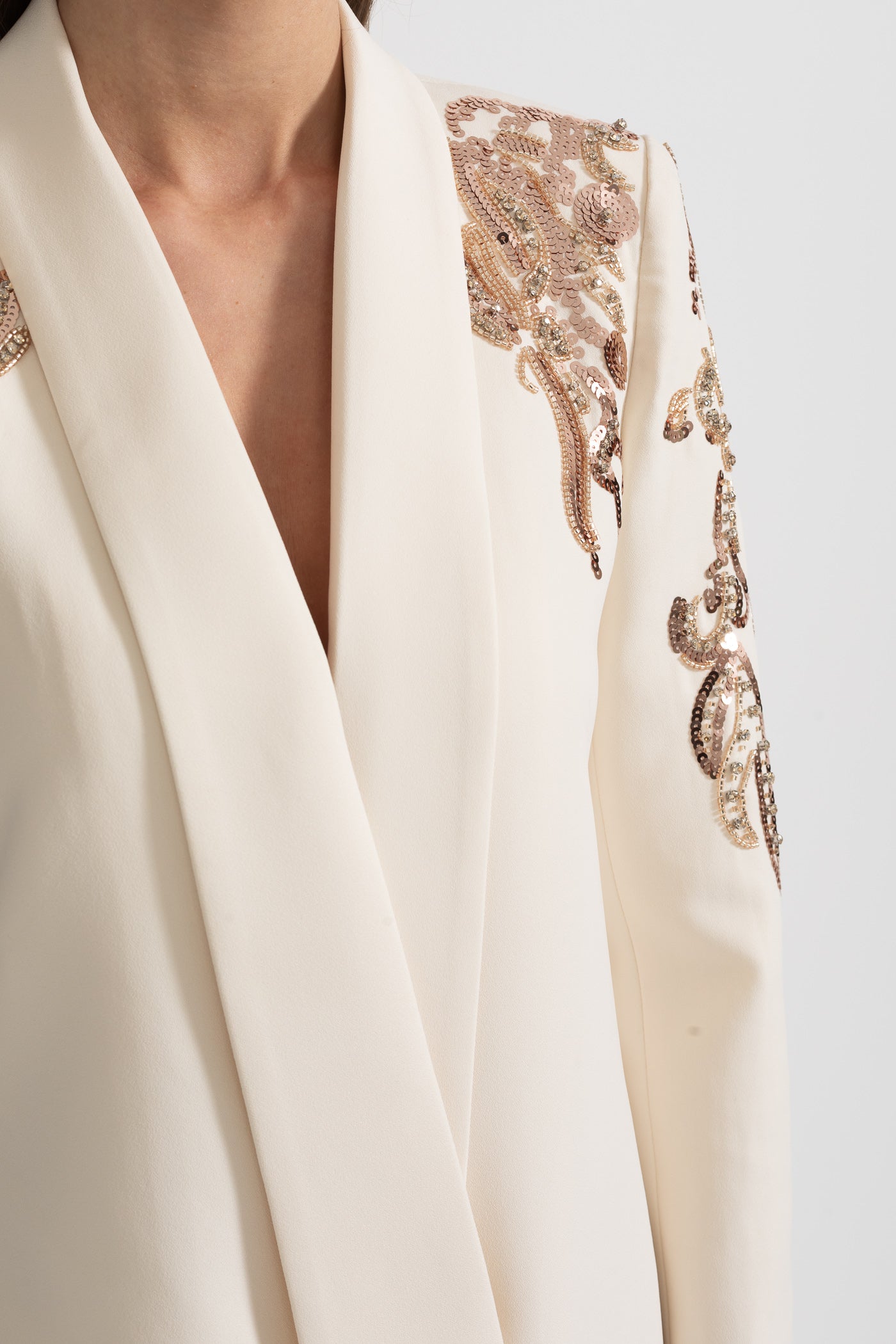 بليزر درابيه مع تطريز معقد على الكتف - Ivoire