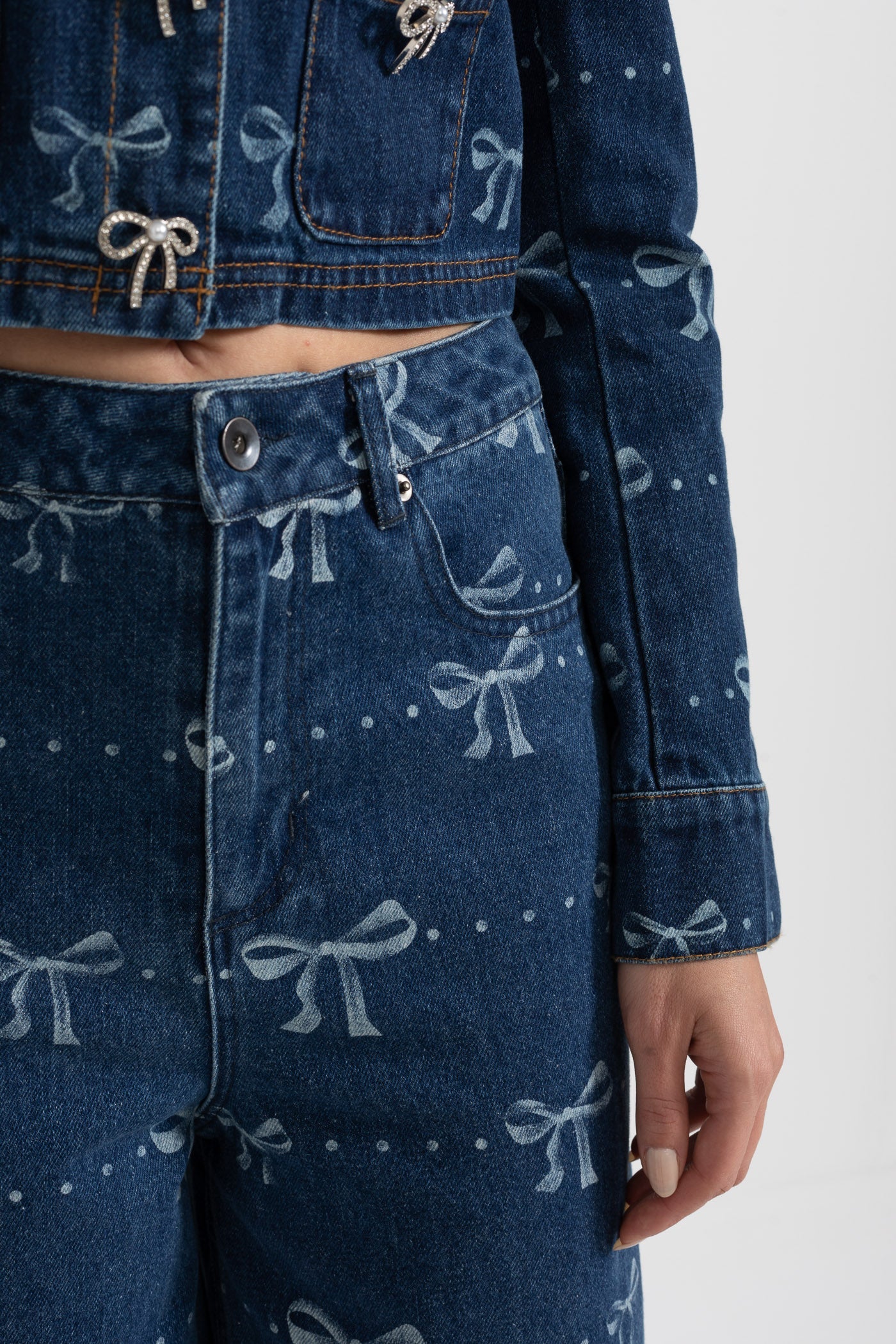 طقم دنيم منسق مع جاكيت بأكمام طويلة وبنطلون جينز بقصة أرجل واسعة - أزرق