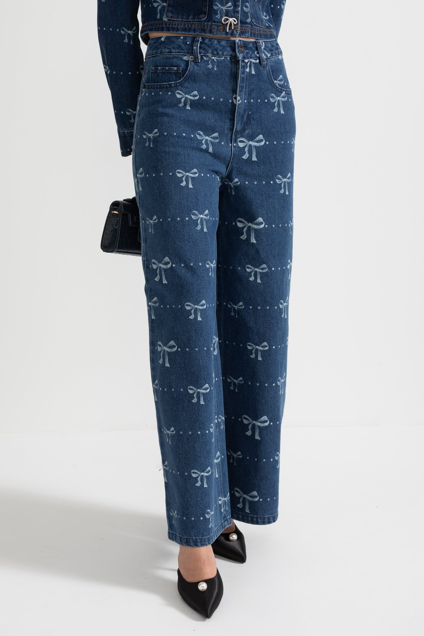 طقم دنيم منسق مع جاكيت بأكمام طويلة وبنطلون جينز بقصة أرجل واسعة - أزرق