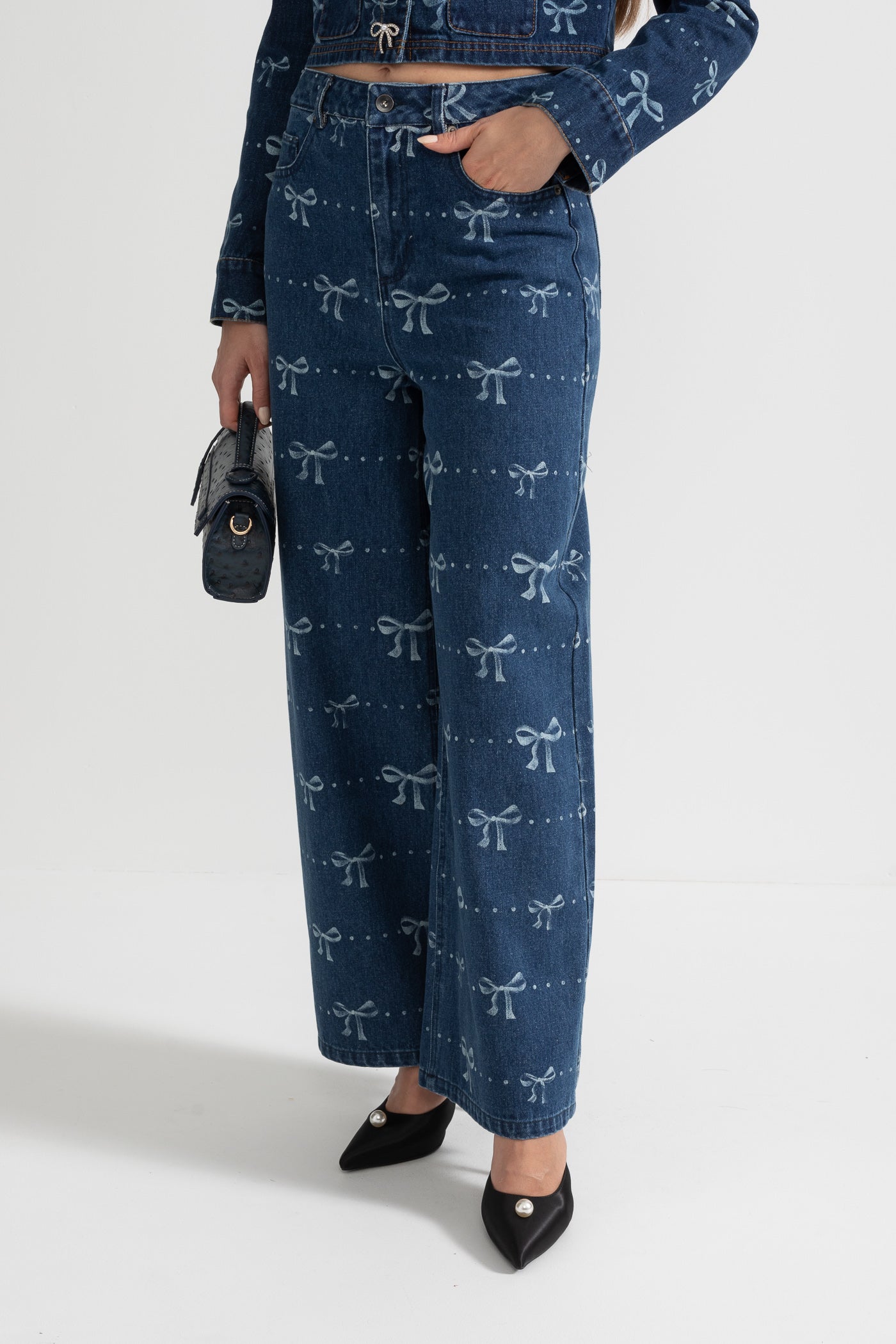 طقم دنيم منسق مع جاكيت بأكمام طويلة وبنطلون جينز بقصة أرجل واسعة - أزرق